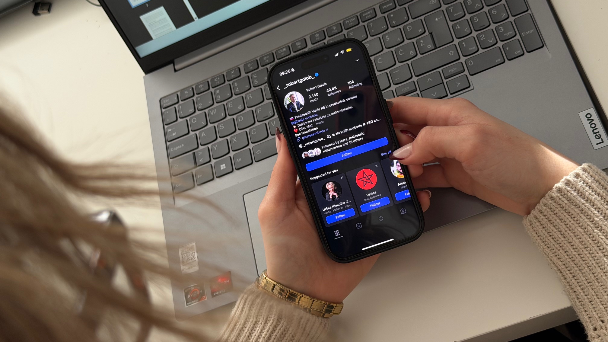 Predvolilna bitka se seli na socialna omrežja: Robertu Golobu znova vdrli v profil