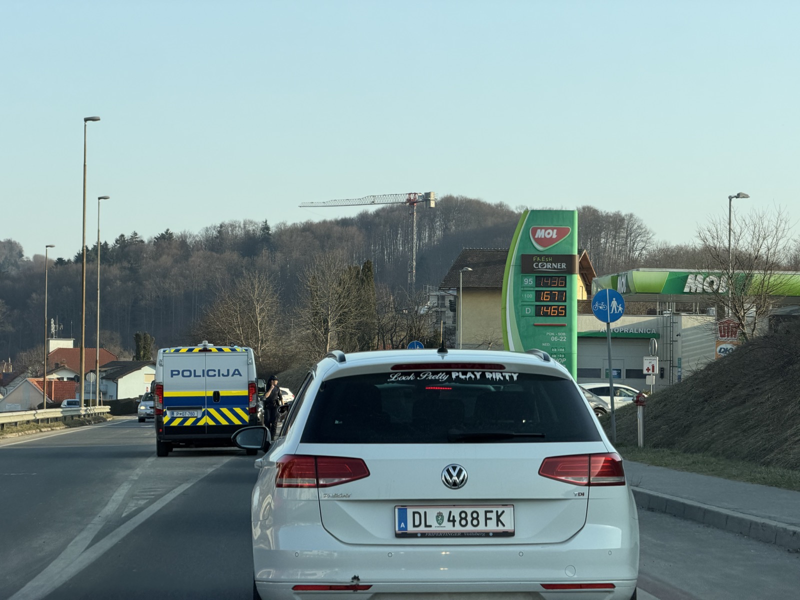 FOTO: Policija pred bencinsko črpalko v Šentilju, Avstrijci množično v Slovenijo po gorivo