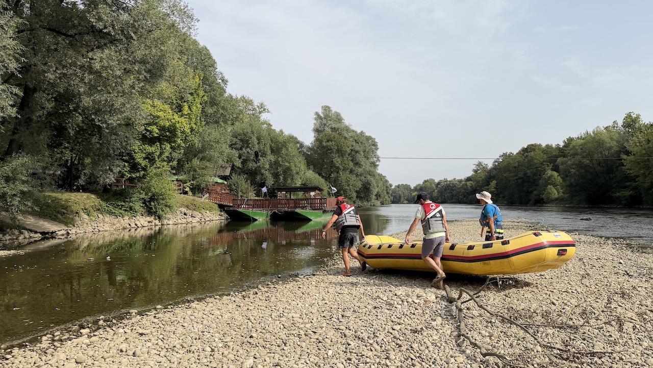 FOTO in VIDEO: Namesto v pisarno smo se odpravili na spust po reki Muri, tam pa nas je pričakalo več, kot smo pričakovali