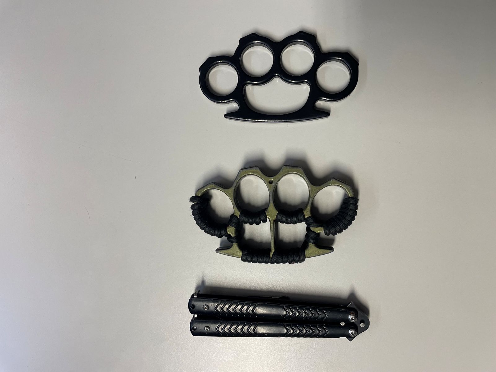 Strelsko orožje, bakle in mačeta: Kaotičen dan v Novem mestu