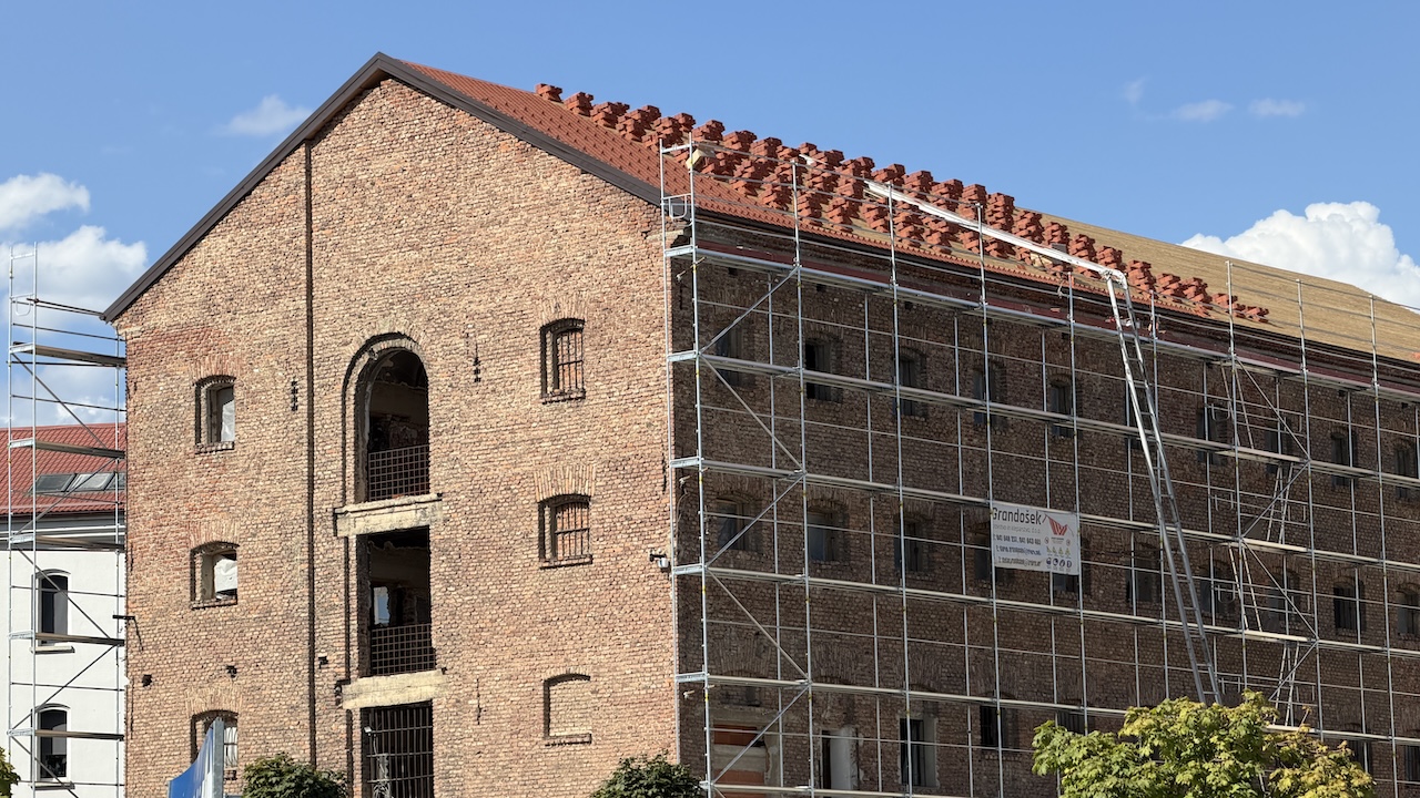 Kaj bo z nekdanjo mariborsko moško kaznilnico? Ob objektu postavljen gradbeni oder
