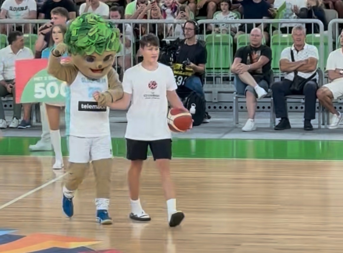 14-letni Val navdušil v Stožicah: Iz polovice igrišča zadel koš in osvojil 500 evrov (VIDEO)