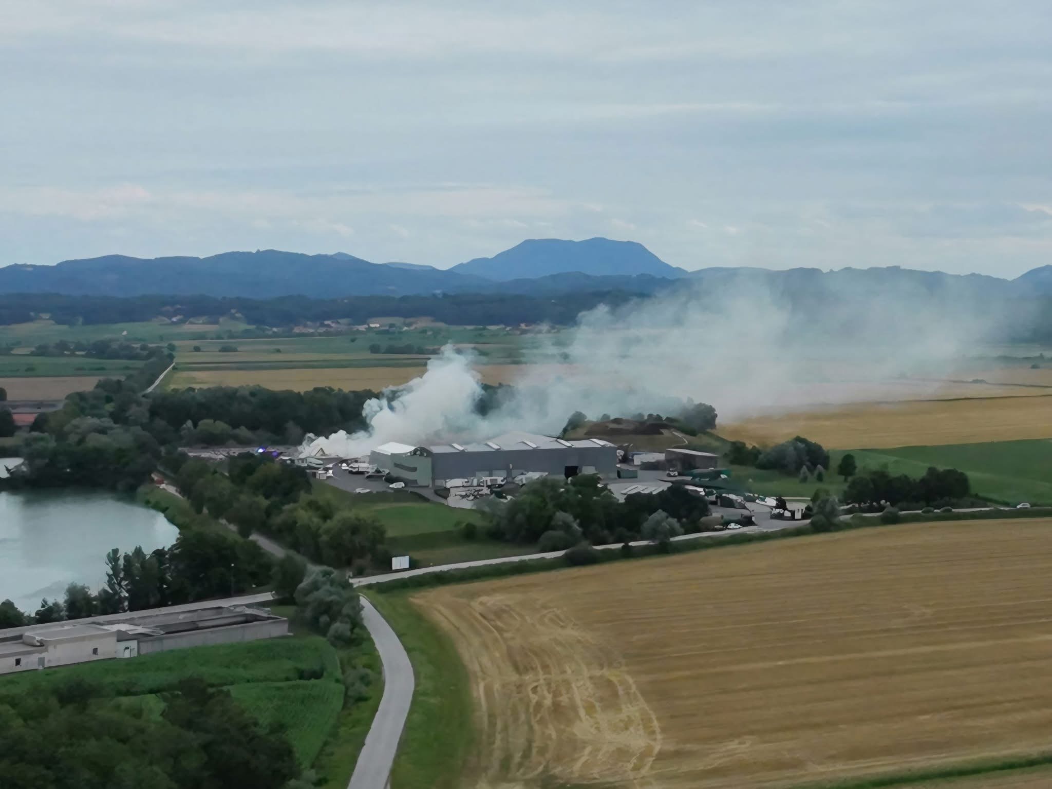 FOTO: Požar na deponiji, dim se je videl daleč naokoli