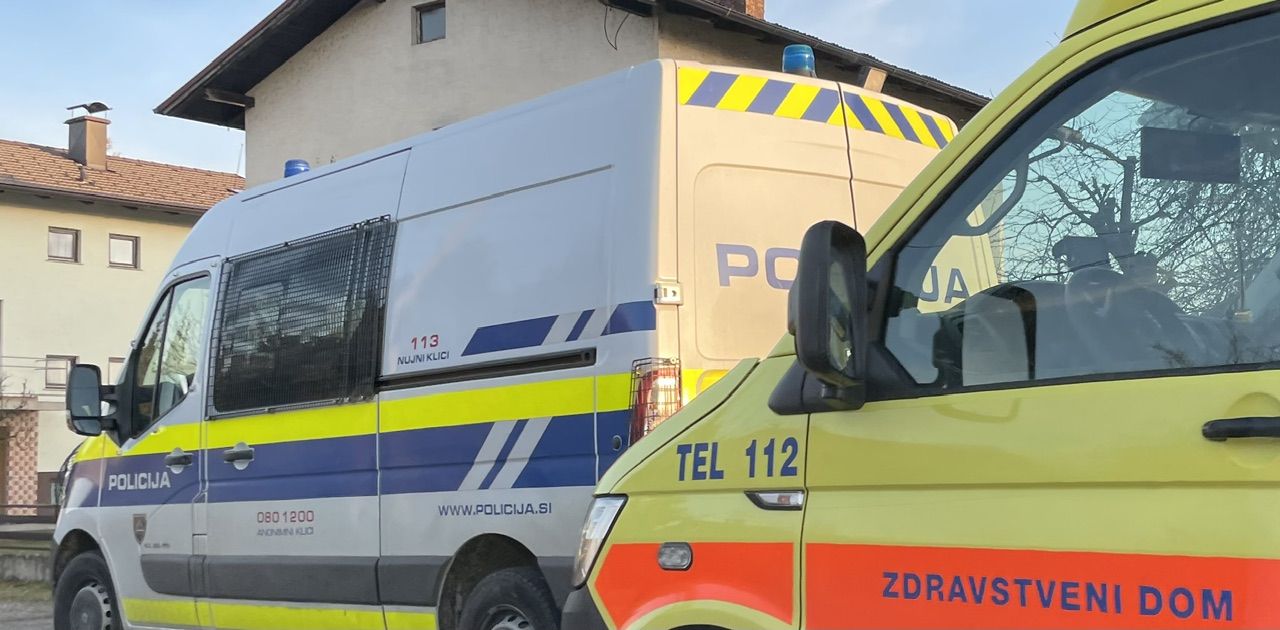 Brez izpita na motorju trčil v avtomobil in se huje poškodoval