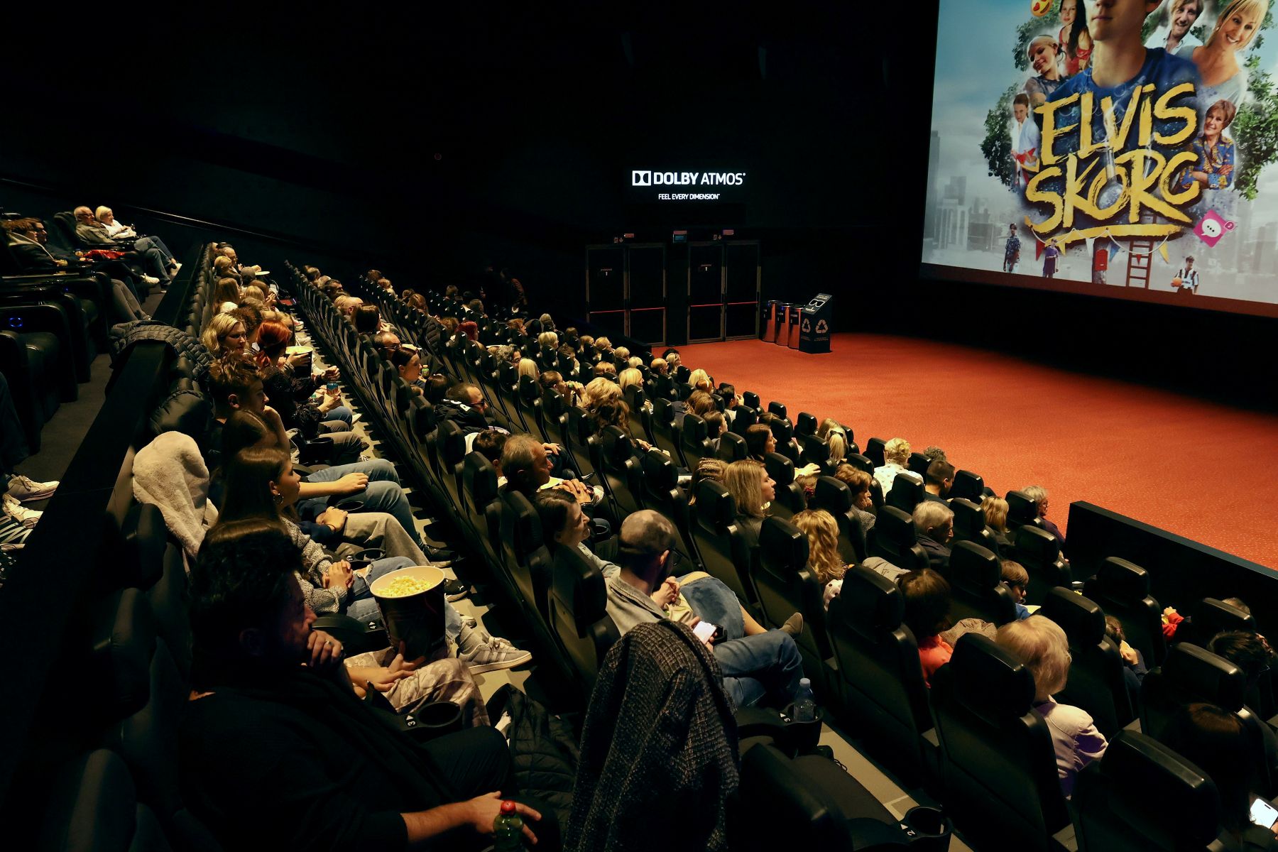 Polna dvorana in navdušeni gledalci na mariborski premieri filma Elvis Škorc