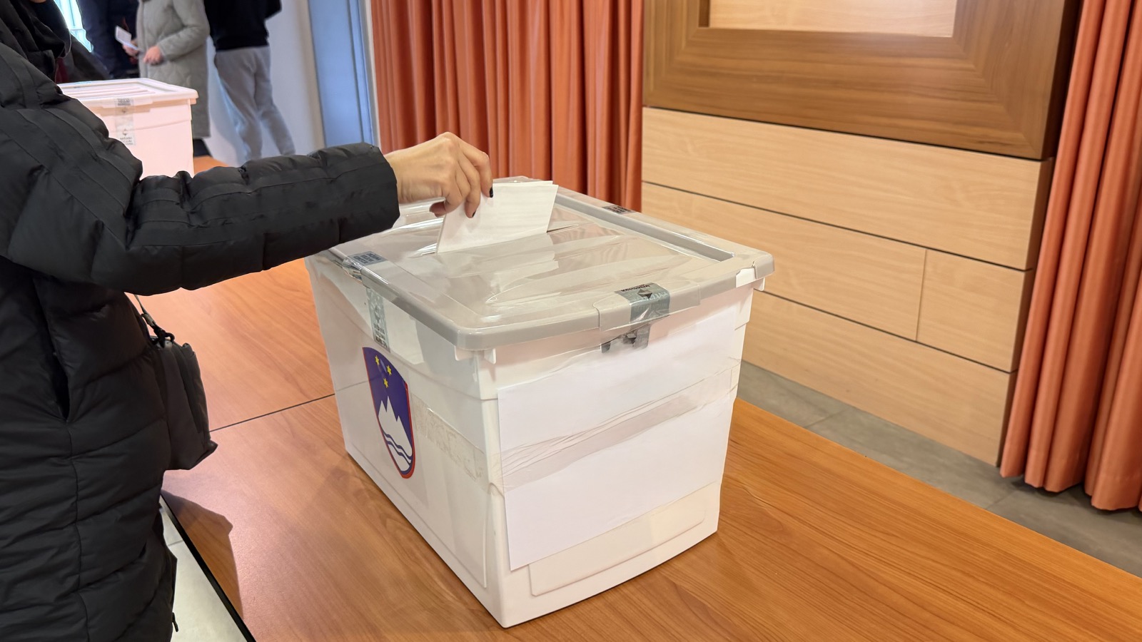 Je odvzem pridobljene volilne pravice tujcem ustavno sporen?