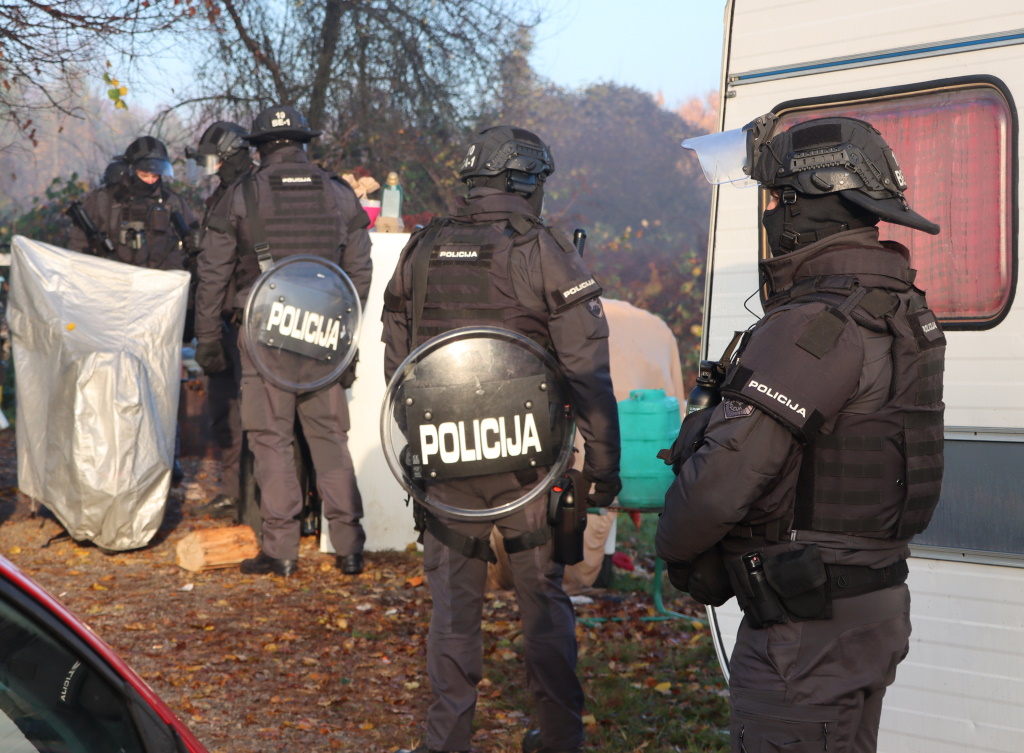Streli v Žabjaku: Policija ukrepala po tednu dni in zasegla pištole, puške, dušilec ter strelivo