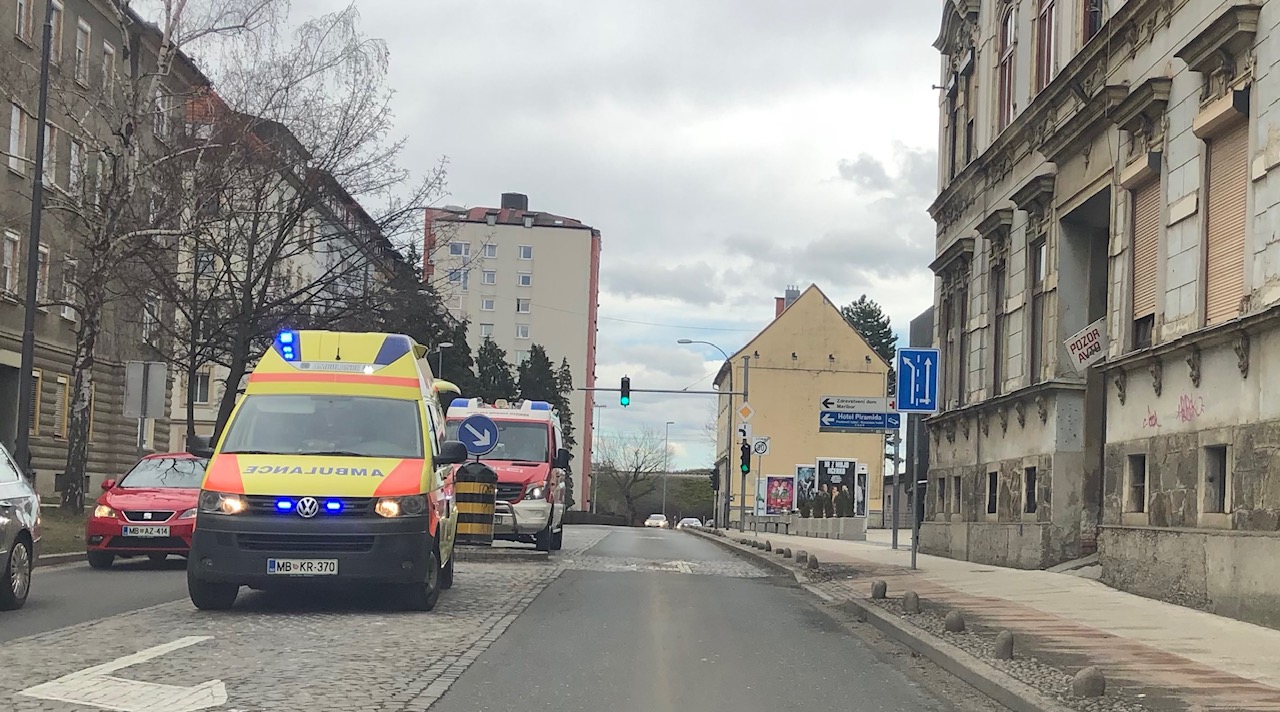 Čelno trčenje v Mariboru: štirje poškodovani, voznica pozitivna na test za droge