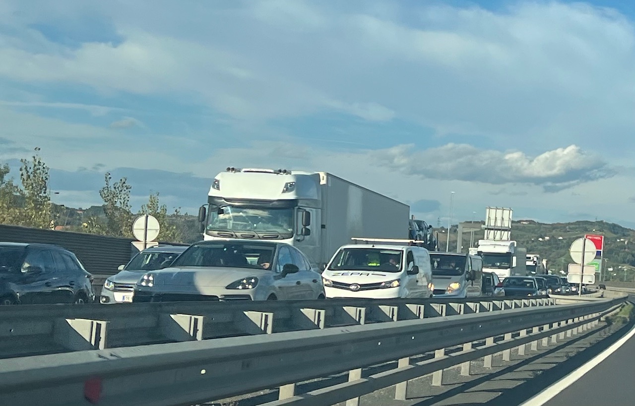 Od Maribora do Hoč vse stoji: Zastoj vozil dolgi več kilometrov