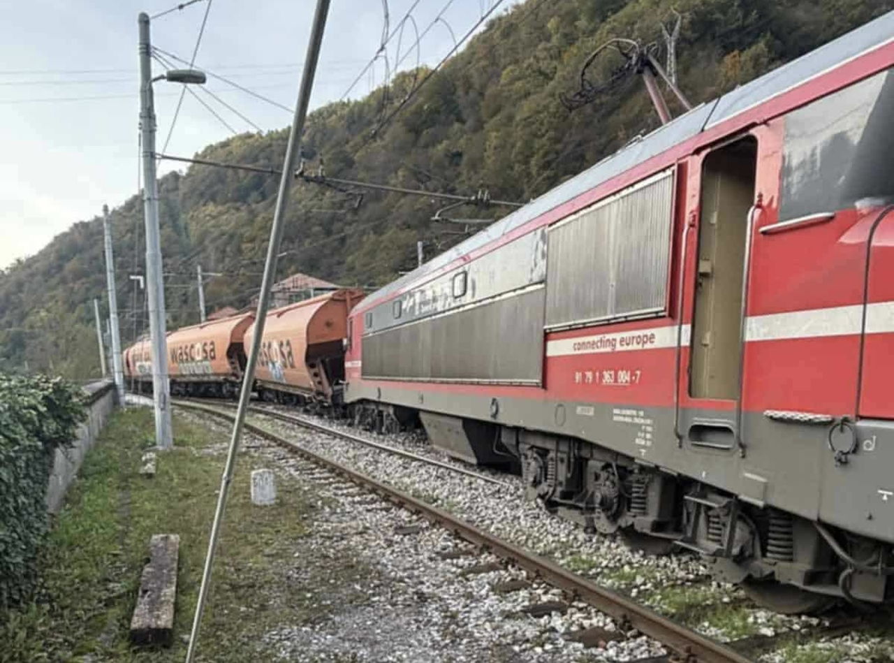 Ogrožanje varnosti na železnicah: Kaj vse je mladoletnik postavljal na tire?