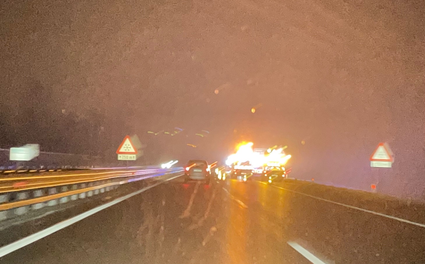 Huda prometna nesreča na primorski avtocesti: ena oseba umrla, ena hudo poškodovana