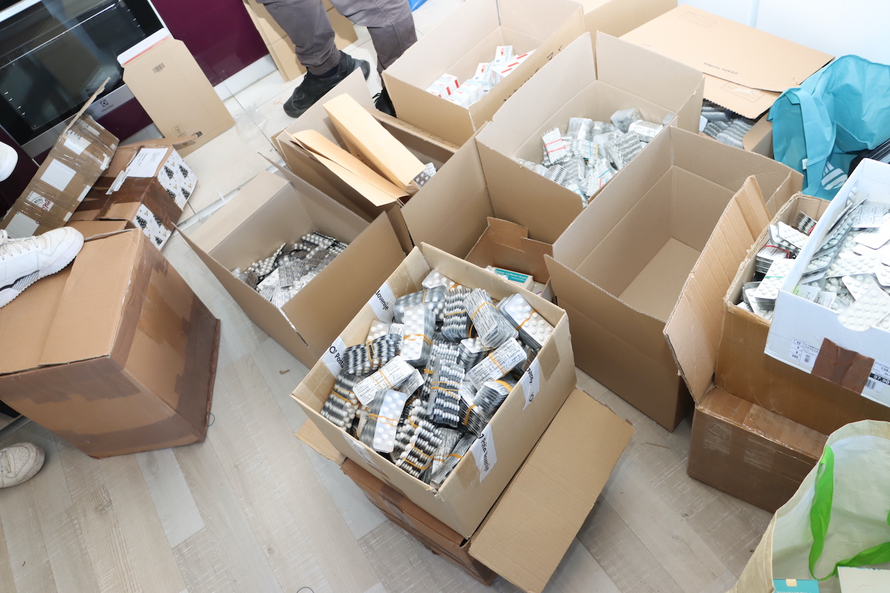 Razbita mednarodna hudodelska združba: Delovali iz Maribora, prodajali v vsaj 27 držav