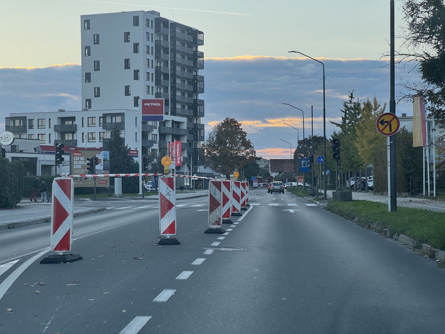 Voda zalila več stanovanj v bloku na Šolski ulici v Mariboru,  škoda je velika