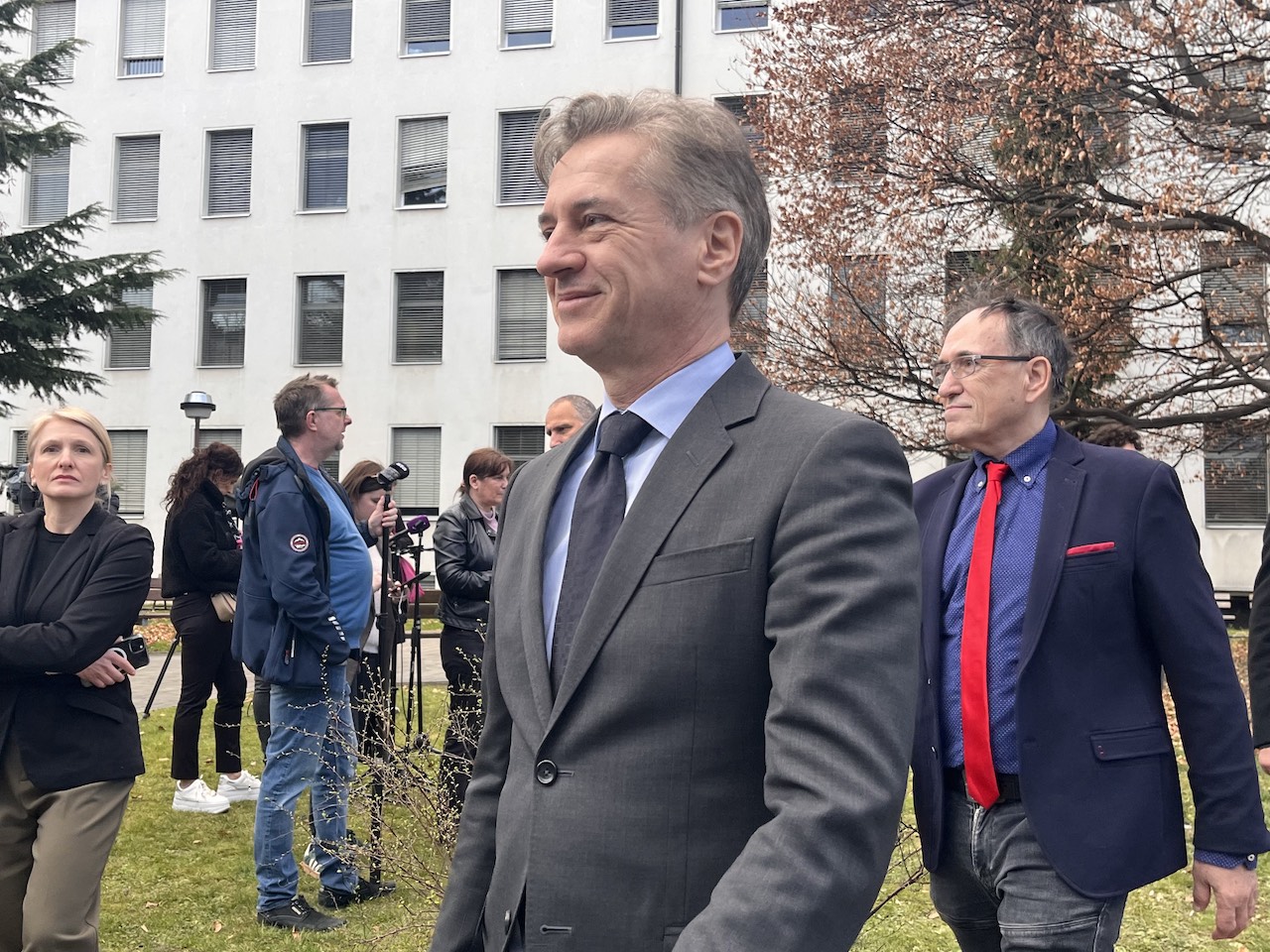 Bruselj preučuje Golobovo pismo: Bo EU raziskala vmešavanje v volitve?