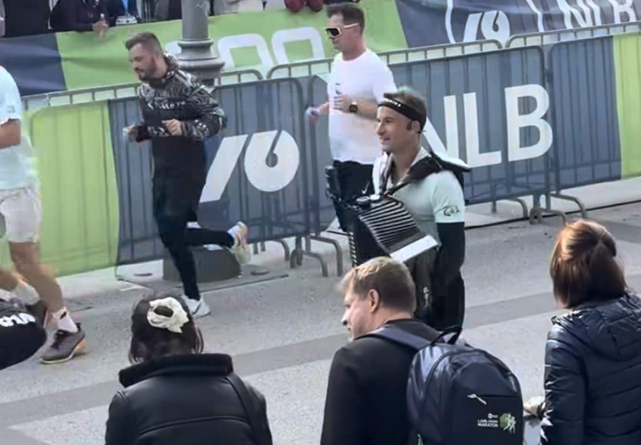 Anže Zavrl iz ansambla Gadi s harmoniko do Guinnessovega rekorda na Ljubljanskem maratonu