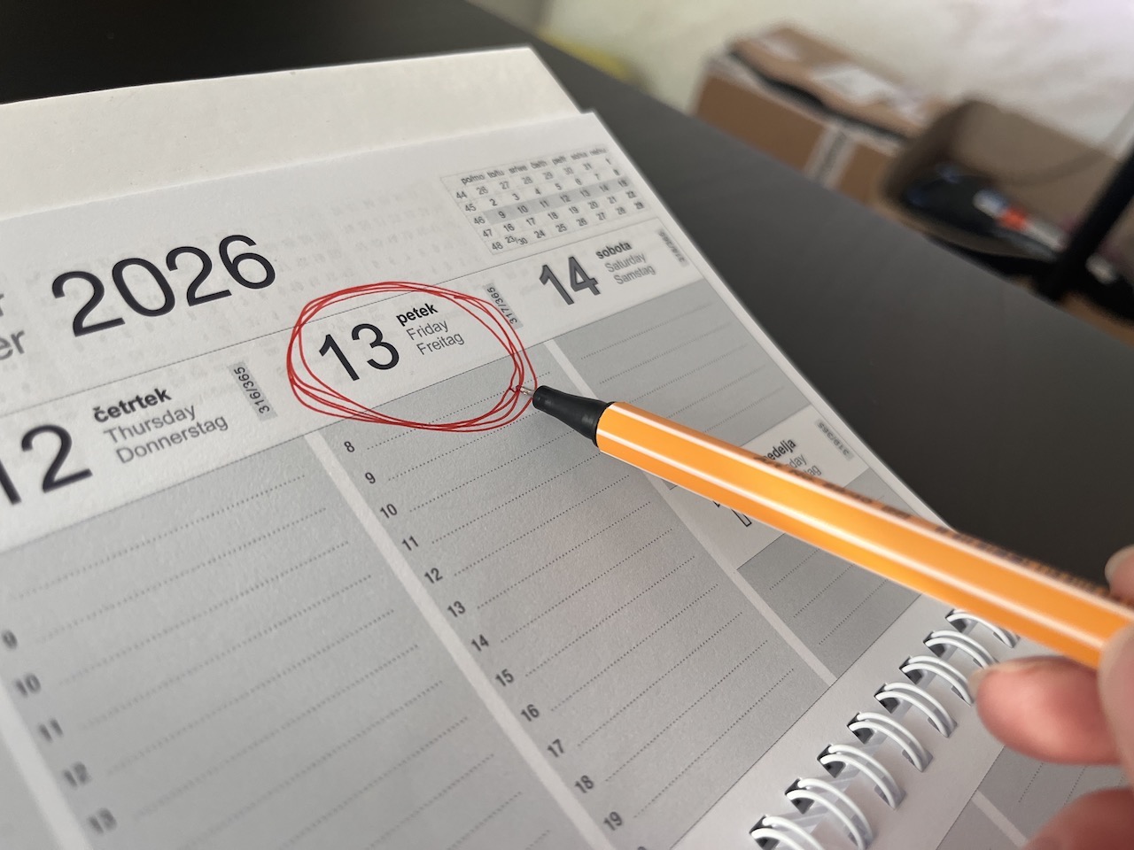 Kakšna je sploh verjetnost, da nas petek 13. udari trikrat v enem letu?