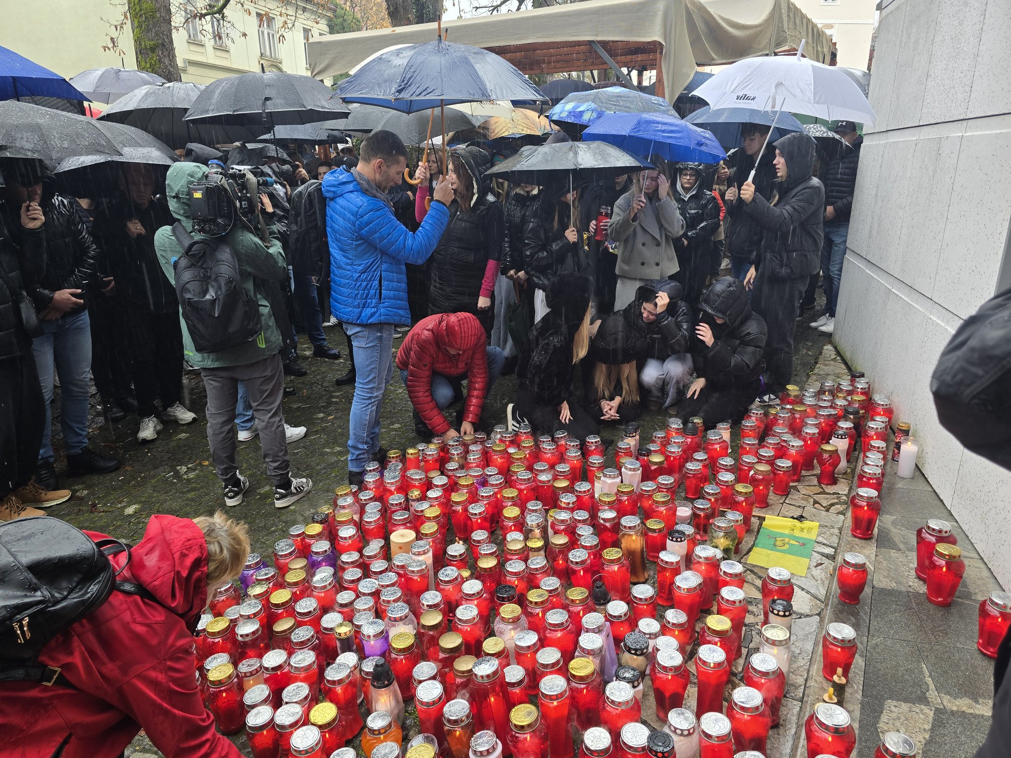 Tragedija v Novem mestu: Kaj je doslej znano o napadalcu in preiskavi?