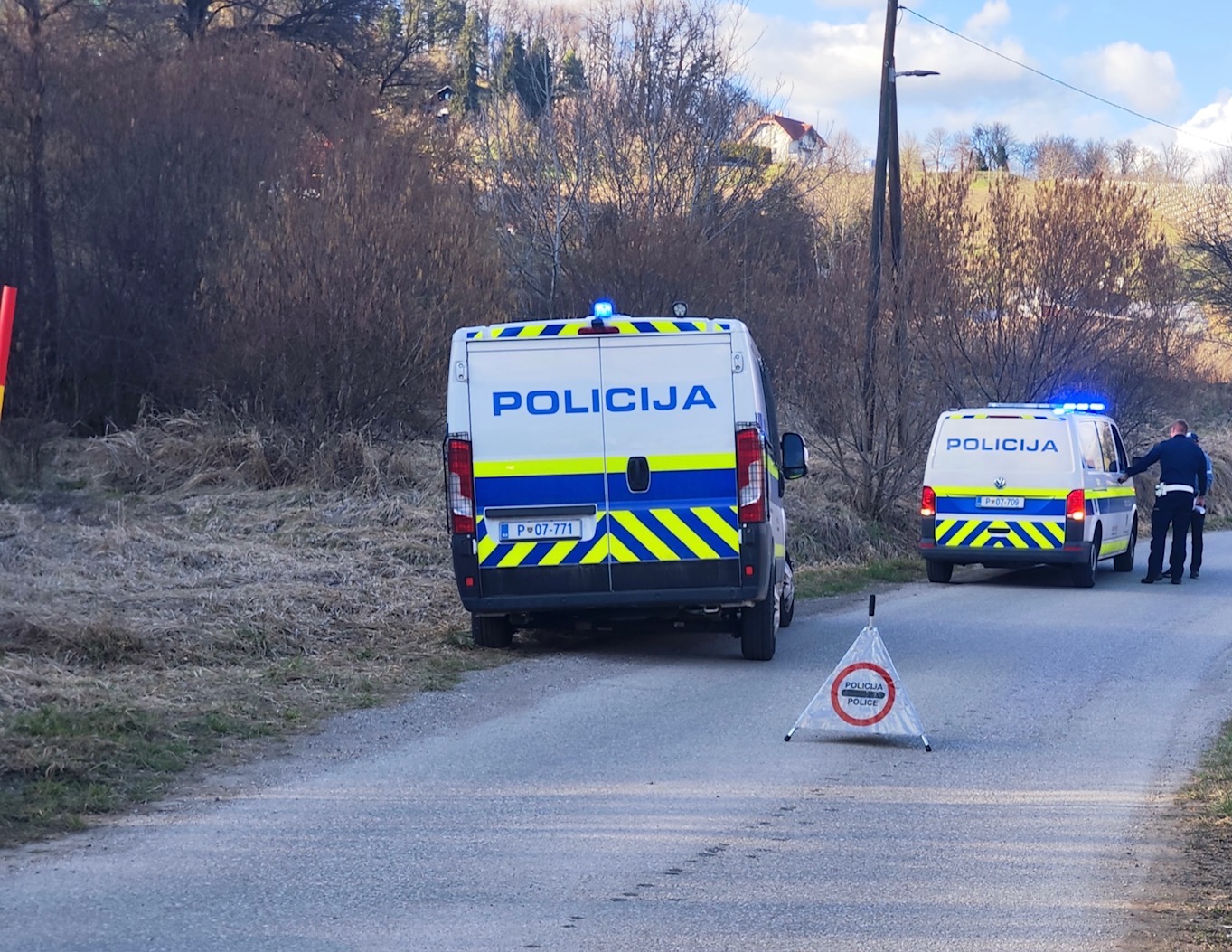 Na Gorenjskem policija ob vozilu našla dve trupli s strelnimi ranami