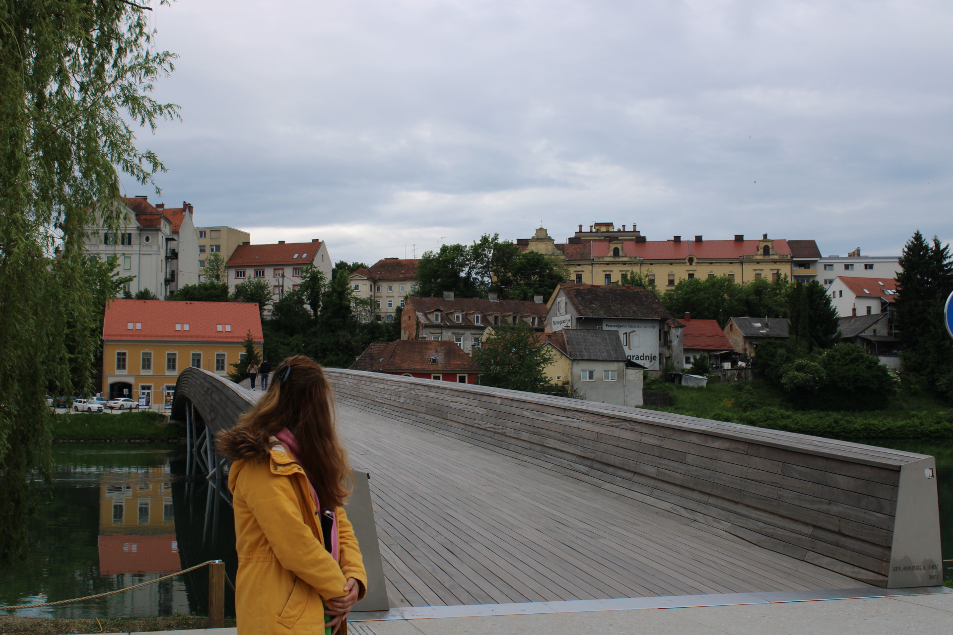 Srednjeročna napoved: Hladna fronta prinaša ohladitev in možnost sneženja po nižinah