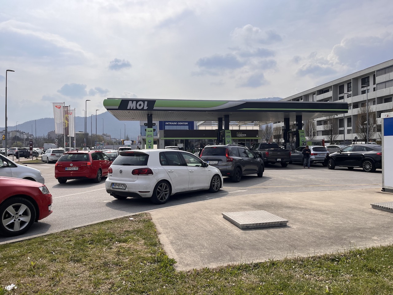 Bencin v plastenkah za vodo: Panika premagala razum? (FOTO)