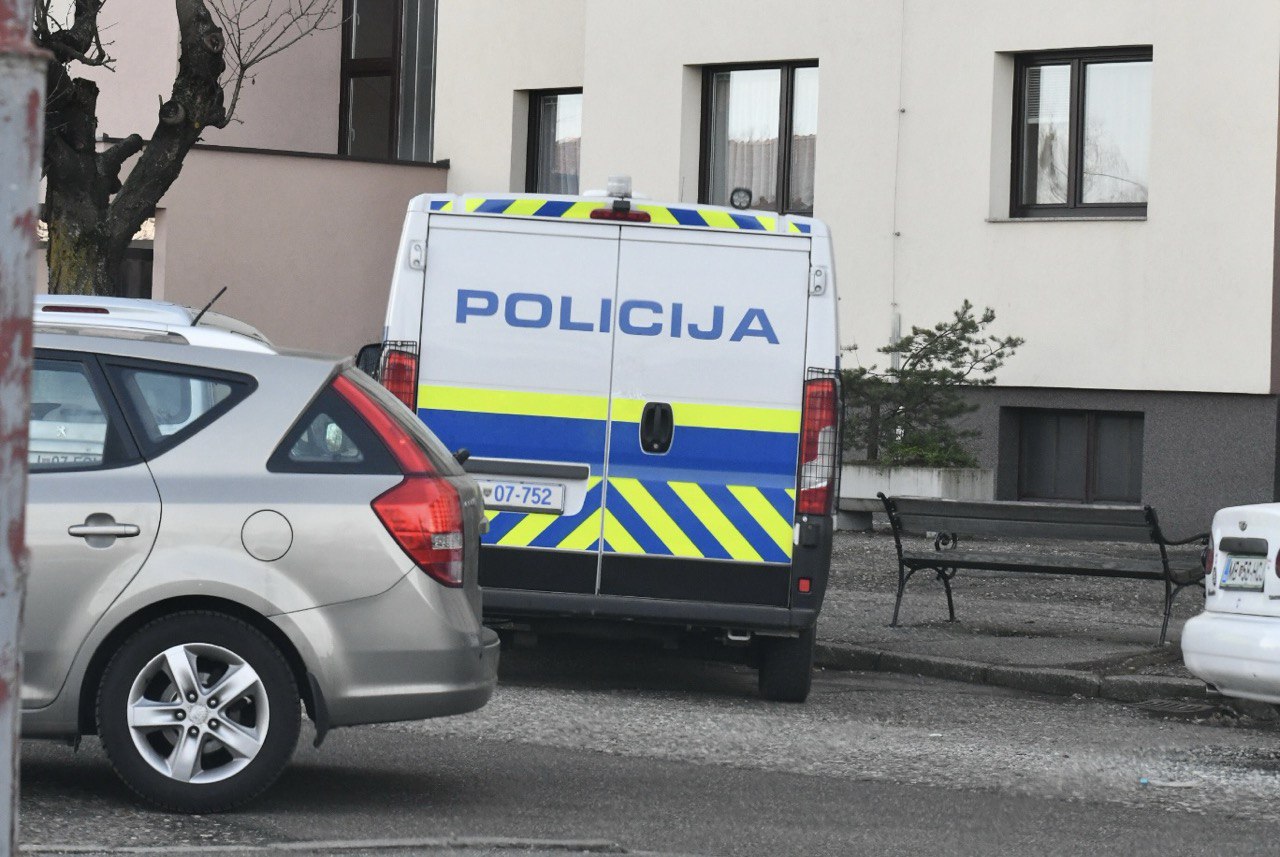 Izkoristil nepozornost trgovke in iz blagajne odnesel šop denarja