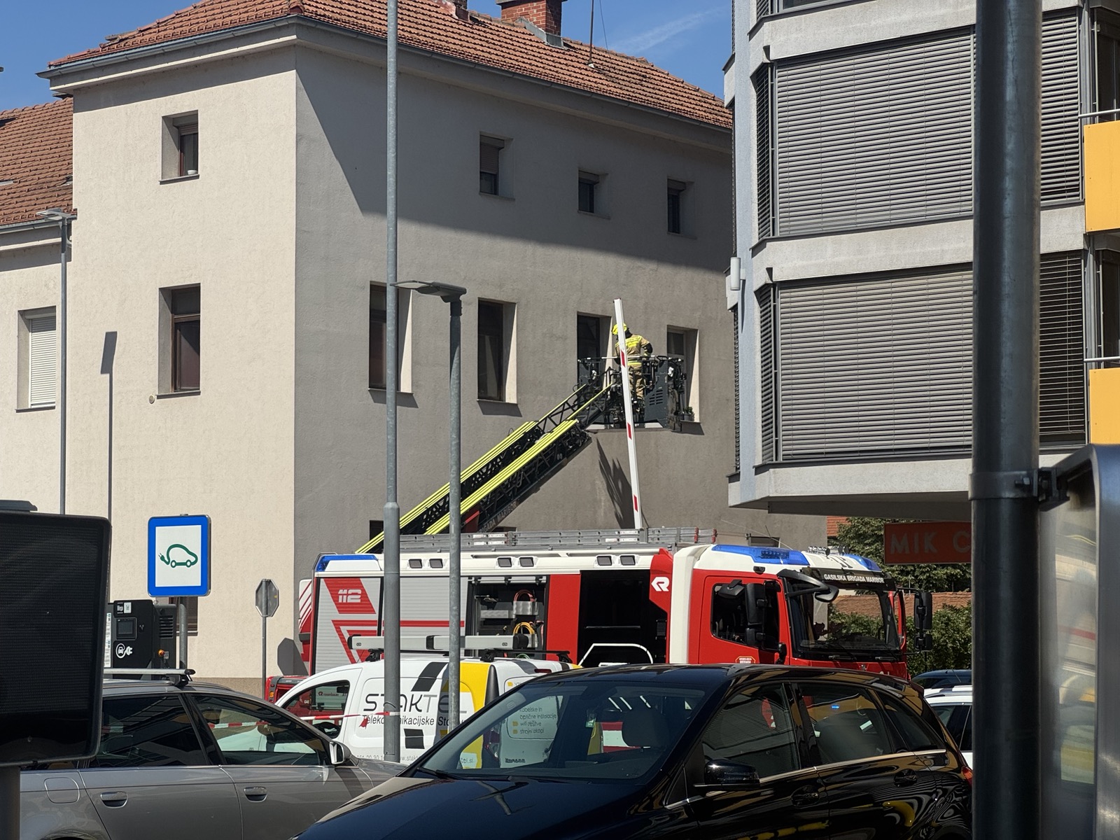 FOTO: Na Taboru pri Sparu zagorelo v stanovanjskem bloku