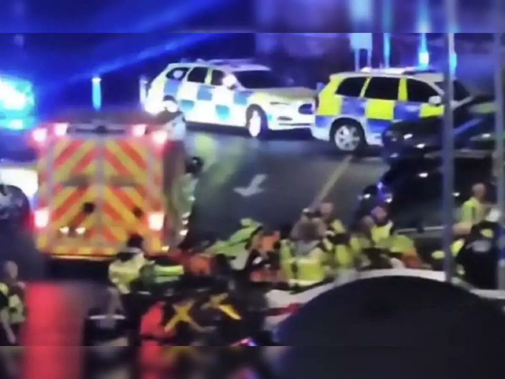 Napad z nožem na vlaku v Angliji: deset ranjenih, devet v smrtni nevarnosti