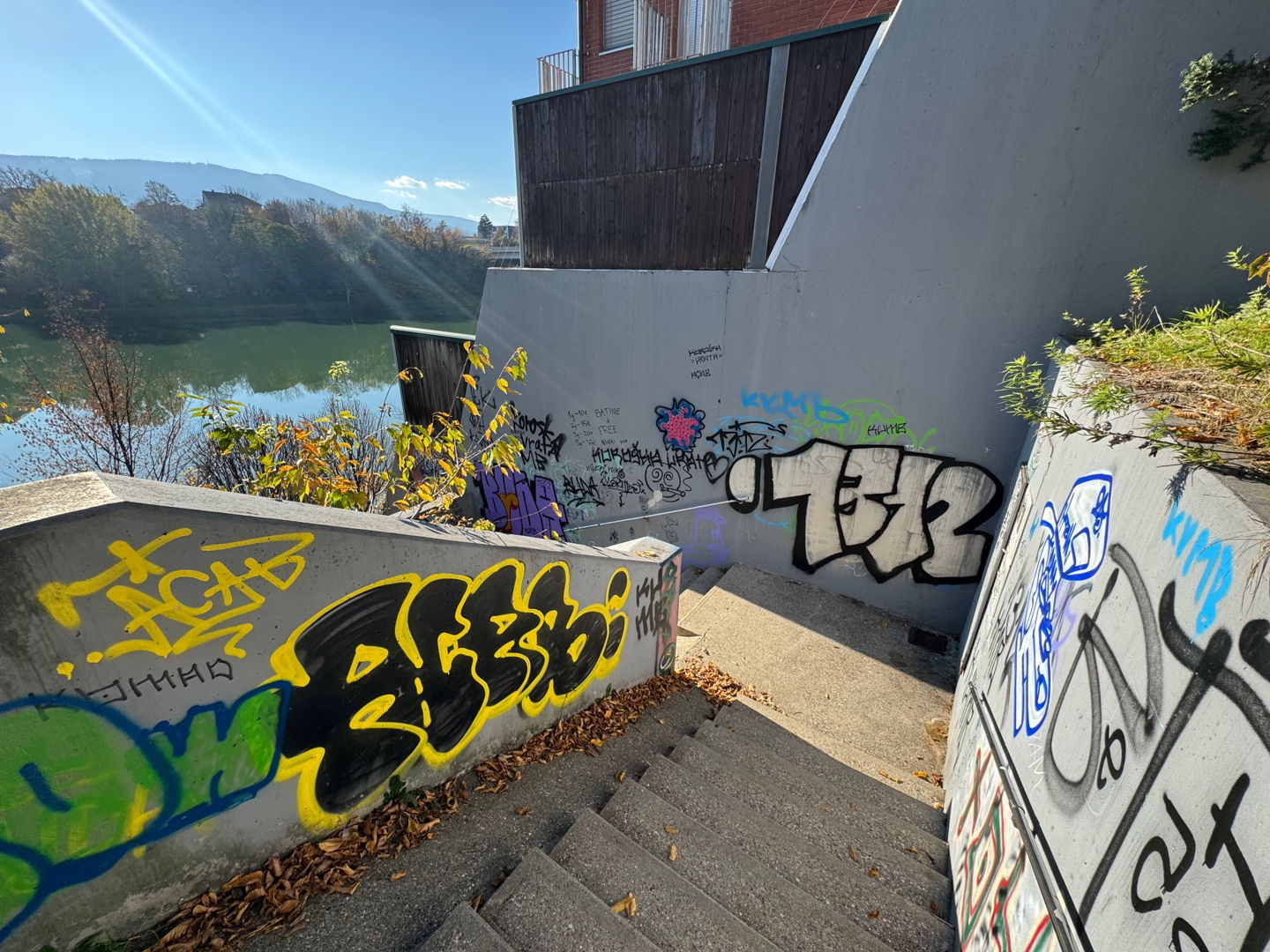 Zaskrbljeni stanovalci: Na stopnišču med bloki na Koroški cesti naj bi se preprodajale droge