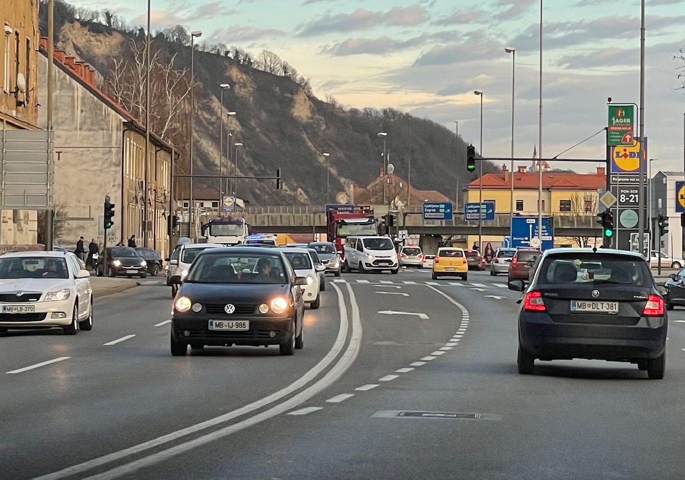 Rdeči val zvečer, gneča popoldan: Zakaj je mariborski promet tako obremenjen?