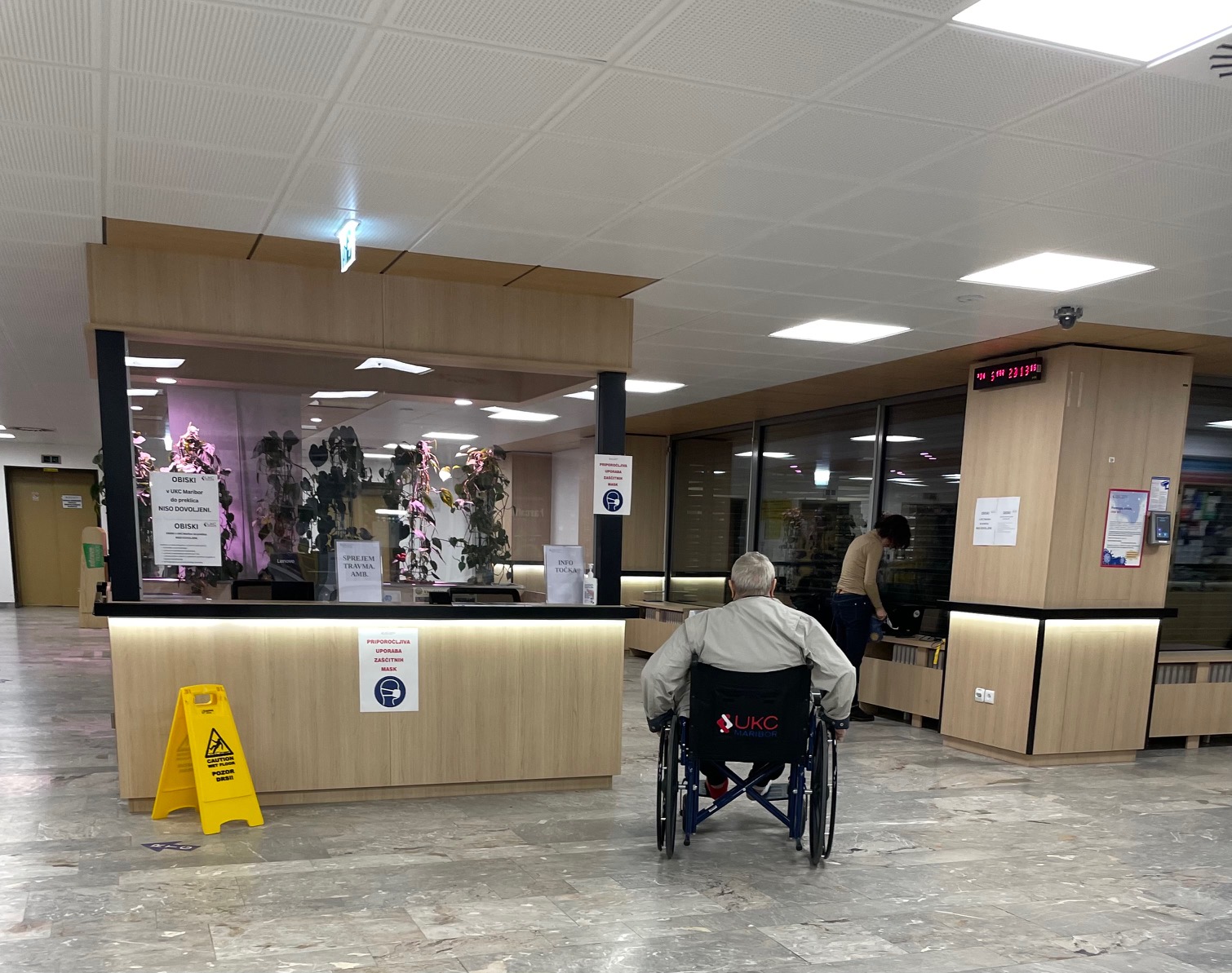 Sezona gripe: V UKC Maribor popolnoma prepovedali obiske