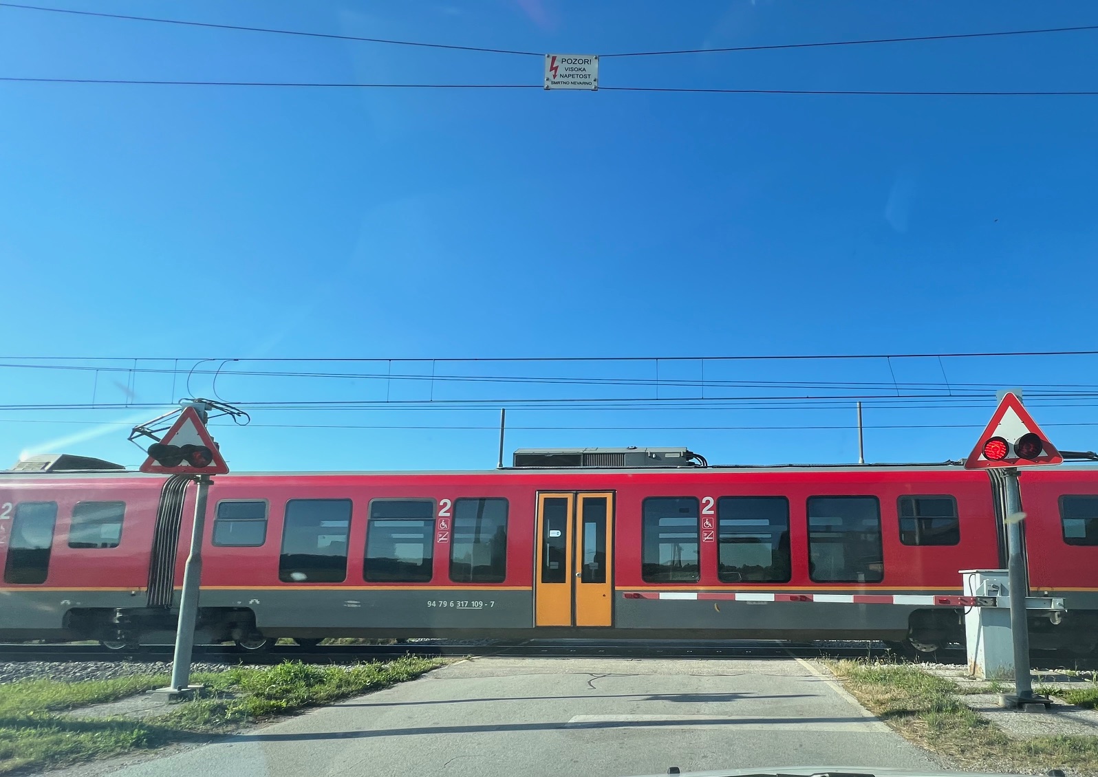 Trčenje potniškega vlaka: Bik pretrgal ograjo in zašel na železniško progo