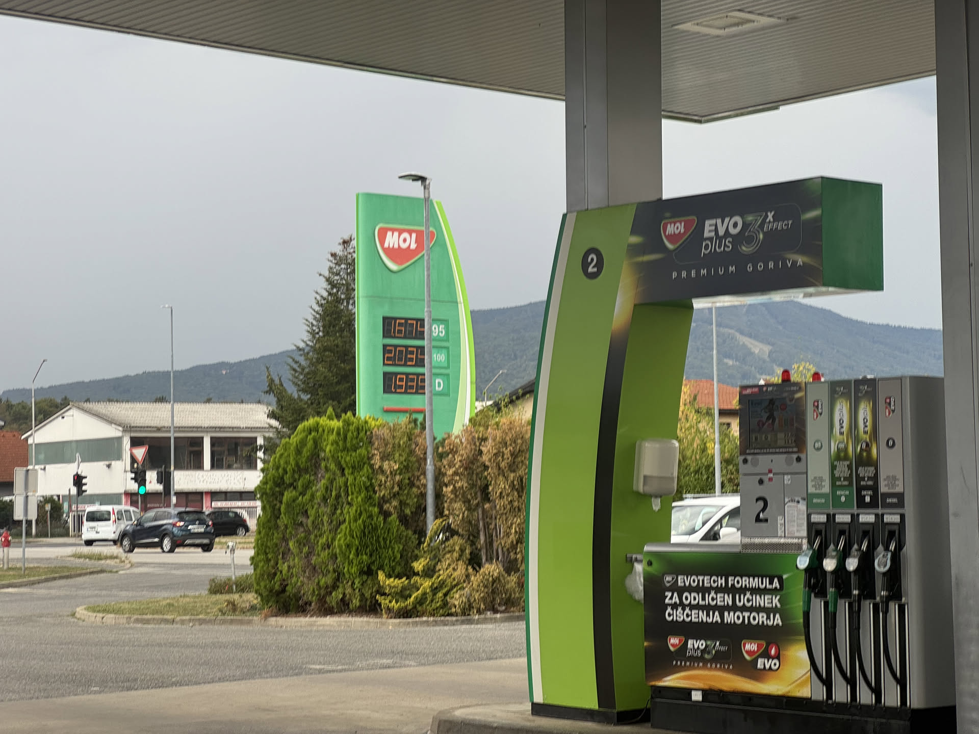 Nove cene goriv: Bencin se bo pocenil za skoraj osem centov, dizel gre v drugo smer