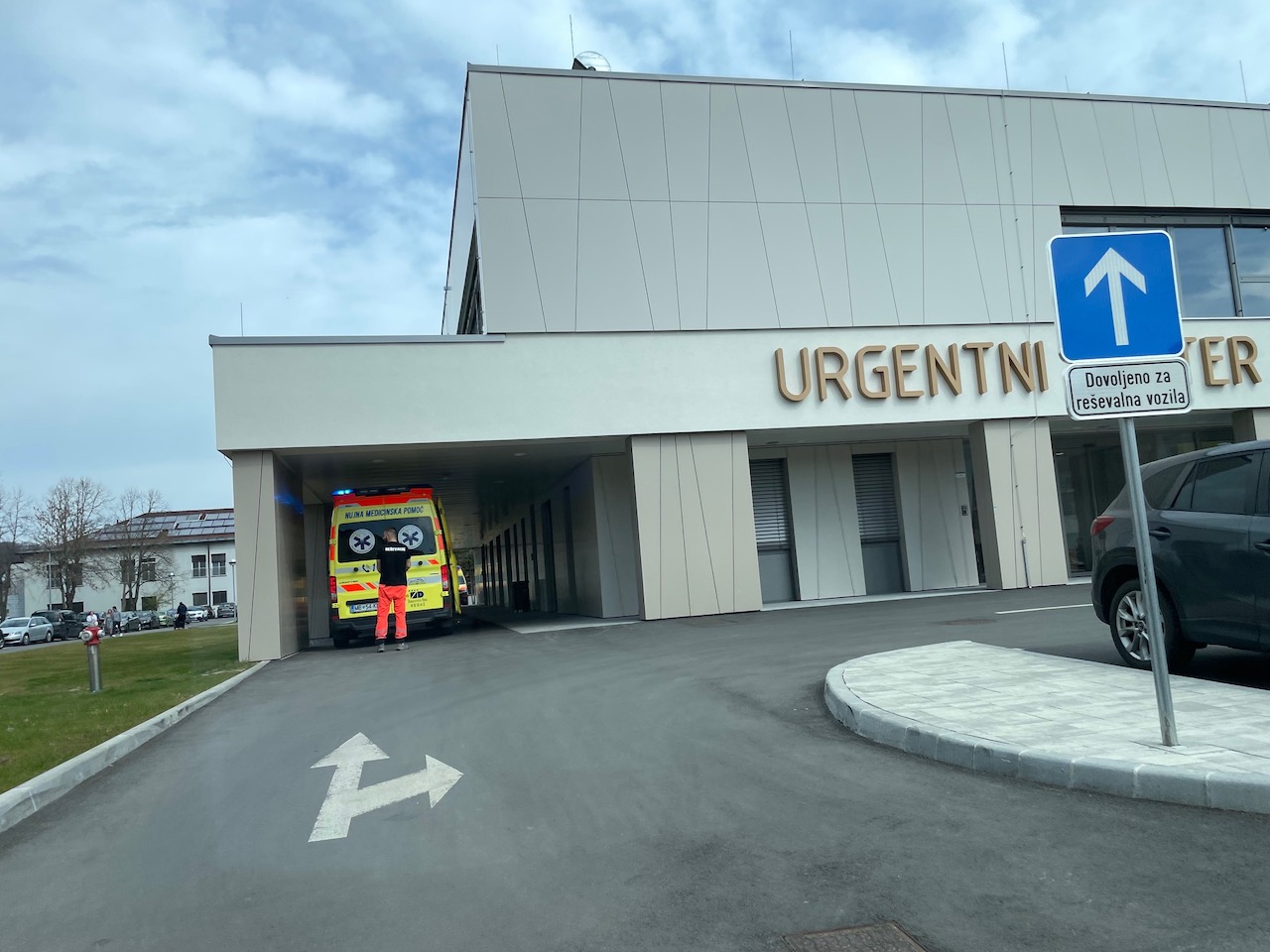 Huda delovna nesreča na Ptuju, ena oseba huje poškodovana