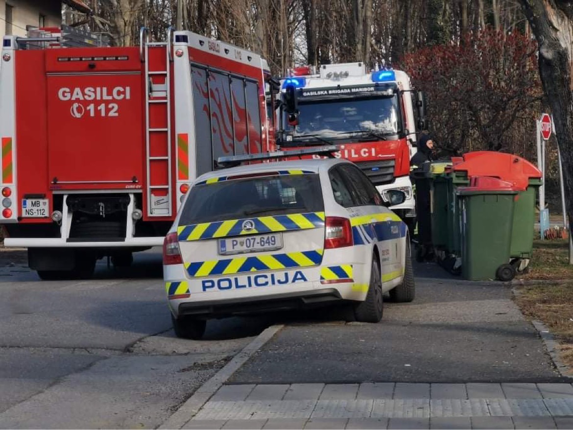 Gasilci v Mariboru s tehničnim posegom odprli vrata, žal je bilo prepozno
