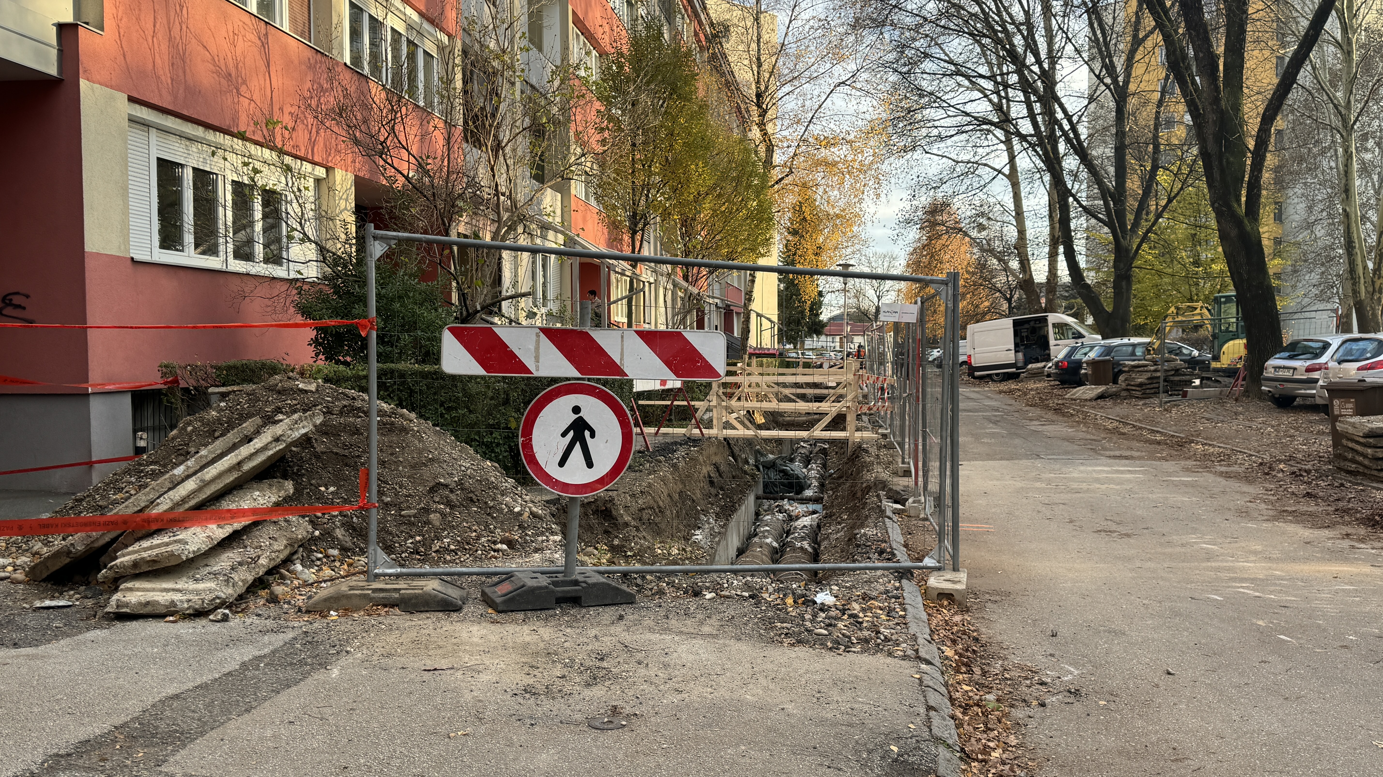 FOTO: Stanovalci na Taboru zaradi pokvarjenih cevi že dva tedna brez ogrevanja