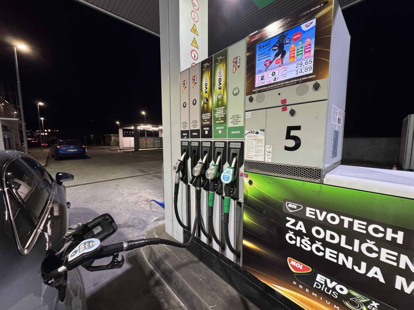 Cene dizla še naprej v nebo, za liter bo po novem potrebno odšteti več kot 2 evra
