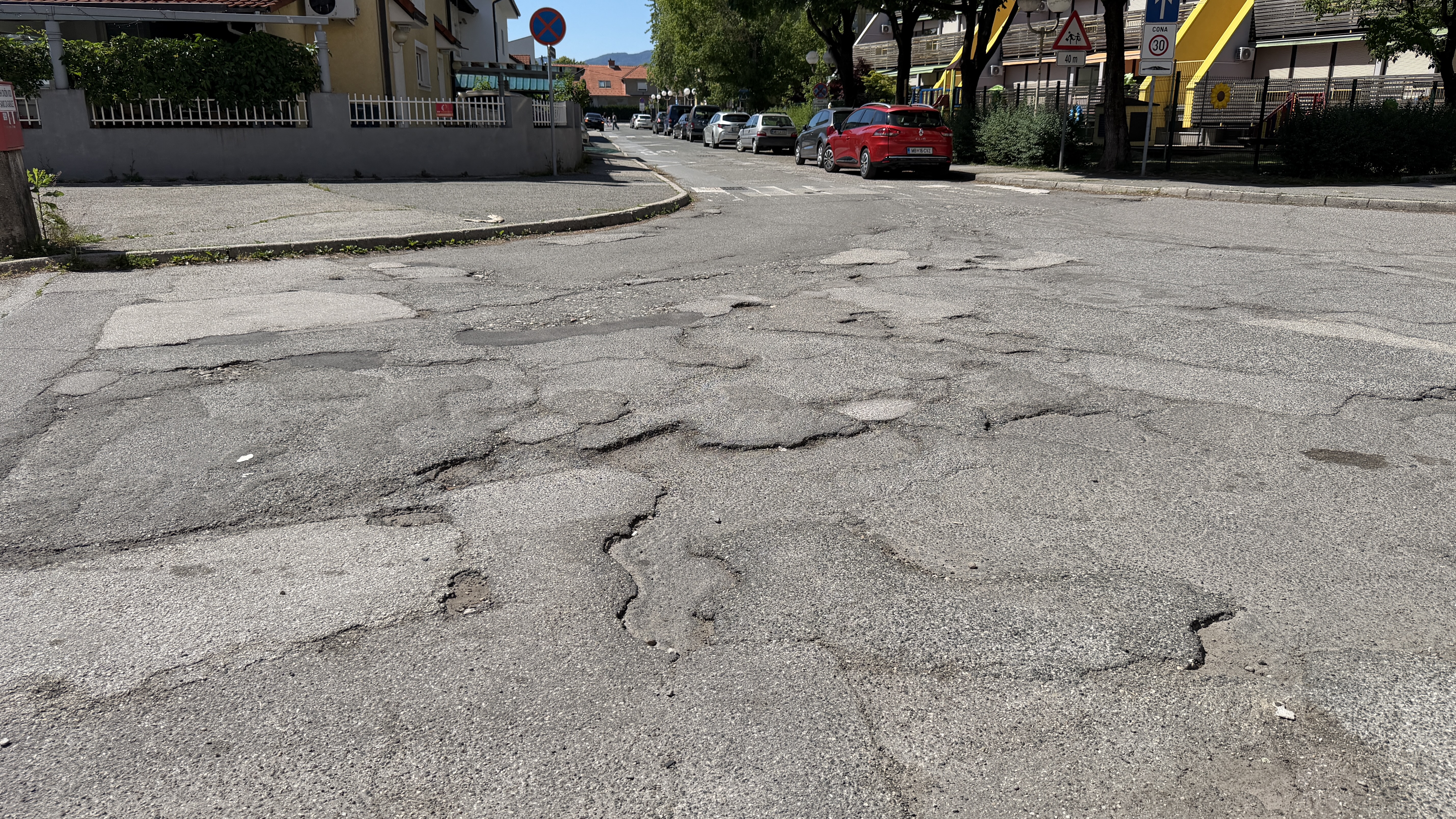 Kdo je kriv za luknje na Oblakovi ulici? Občina s prstom pokazala na lastnike podzemnih garaž