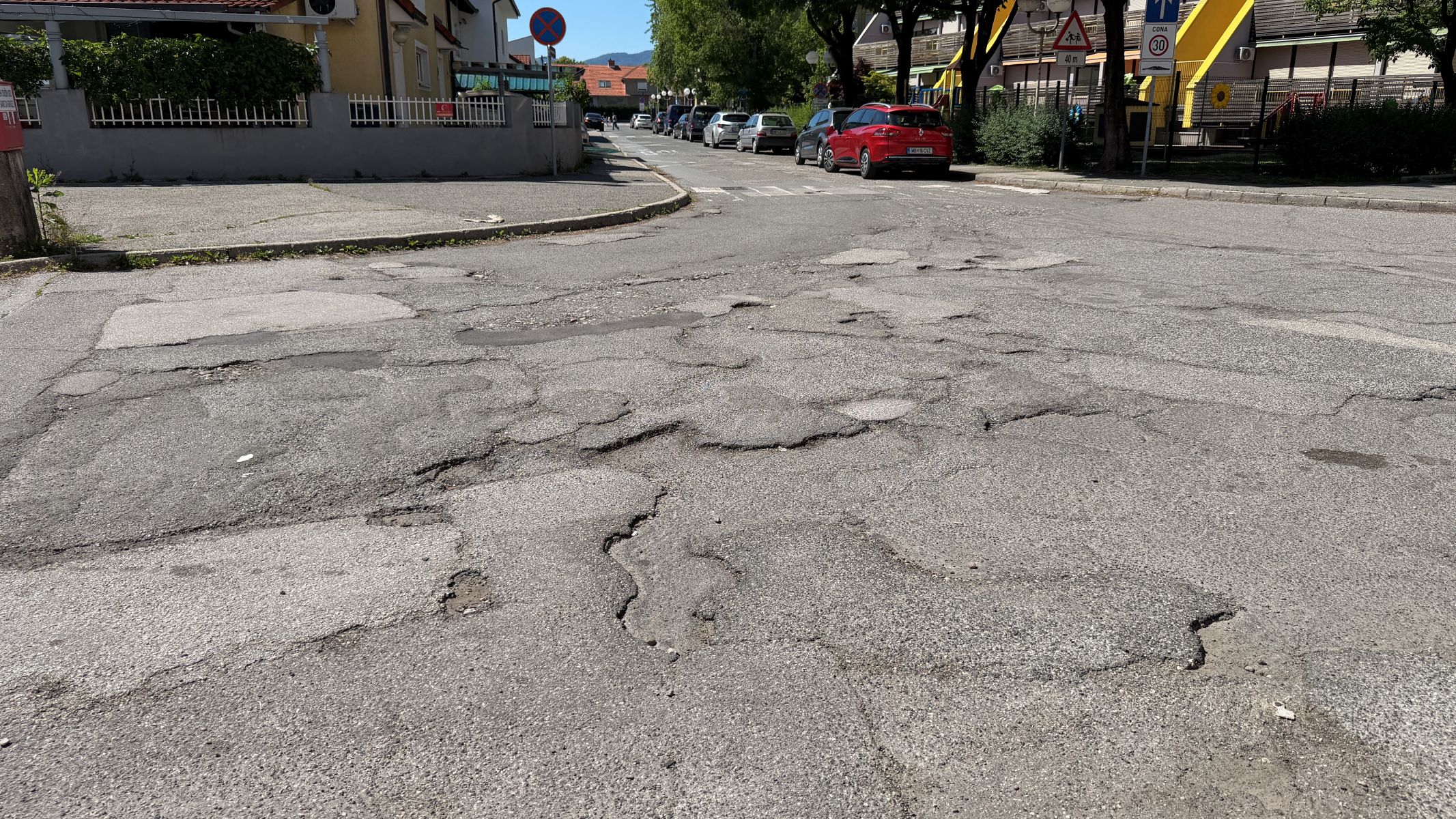 Kdo je kriv za luknje na Oblakovi ulici? Občina s prstom pokazala na lastnike podzemnih garaž