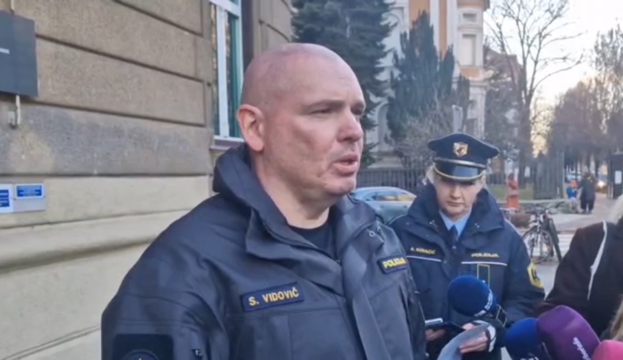 Pogrešano vplivnico policija išče z droni in psi: Ste opazili rdečega golfa?