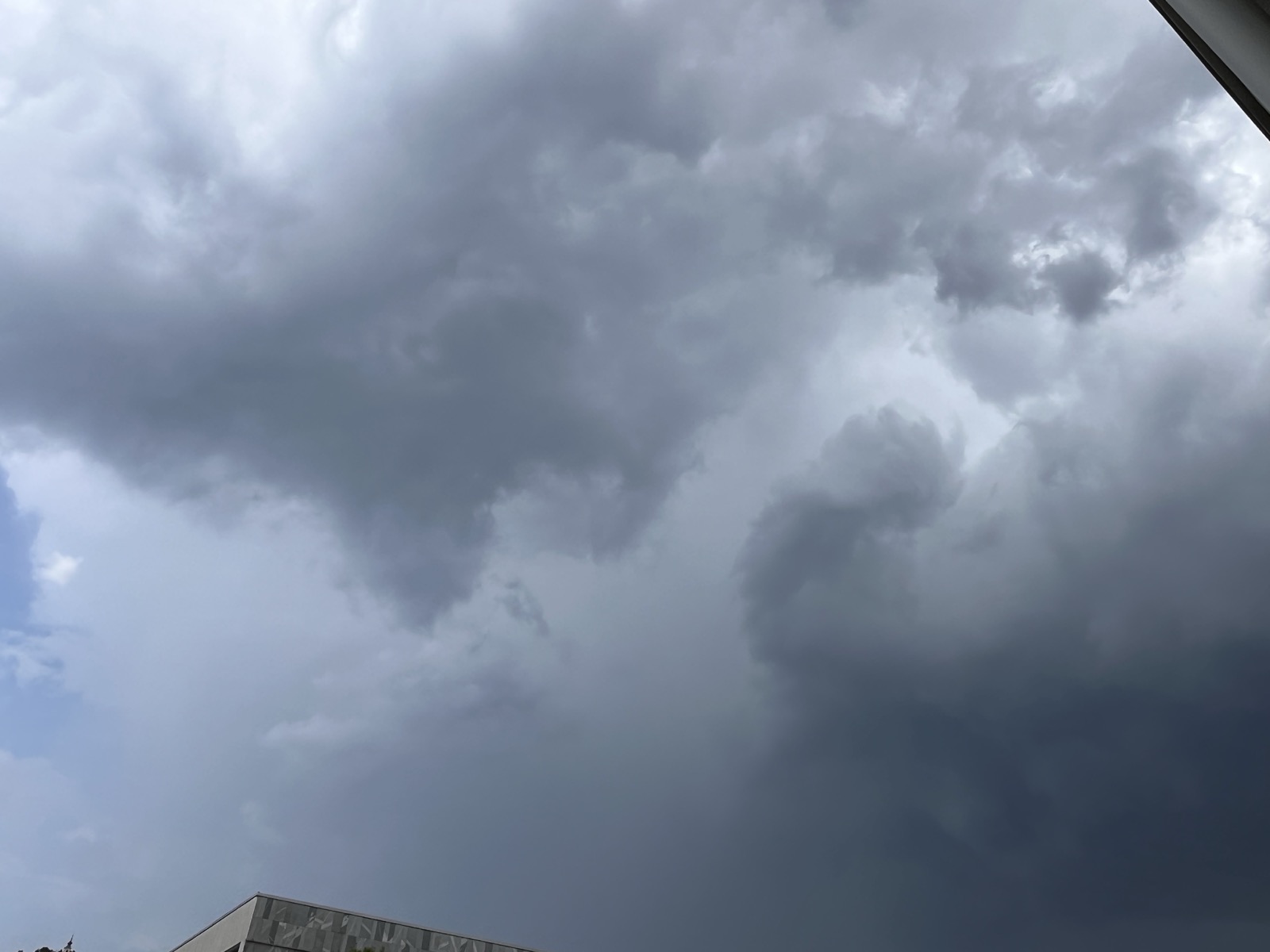 Konec brezskrbnega poletnega vremena: Meteorologi opozarjajo, da se v nedeljo vse spreminja