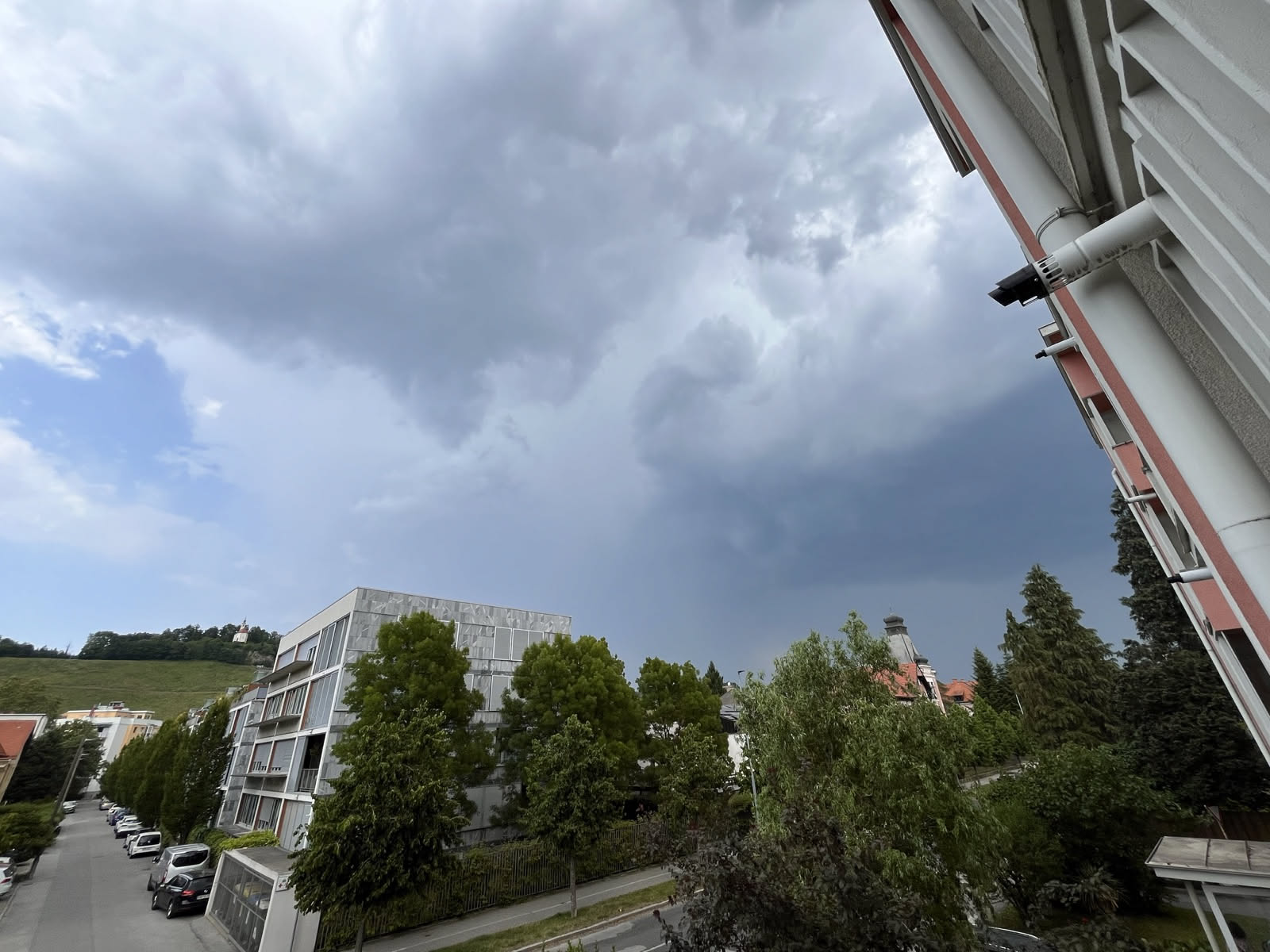 Toča, nalivi in sunki vetra: Močne nevihte se bodo danes pomikale hitro