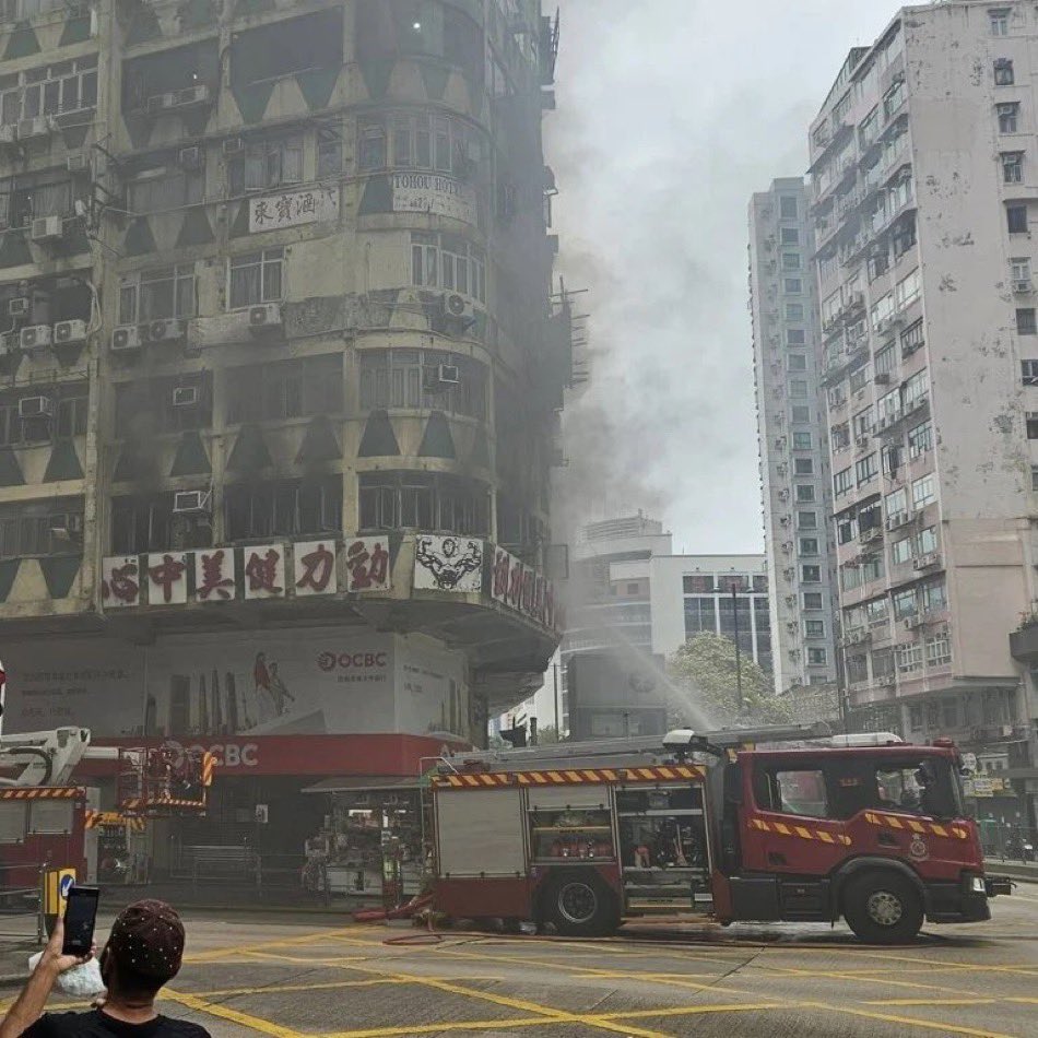 V požaru najmanj pet mrtvih, vec kot 150 evakuiranih