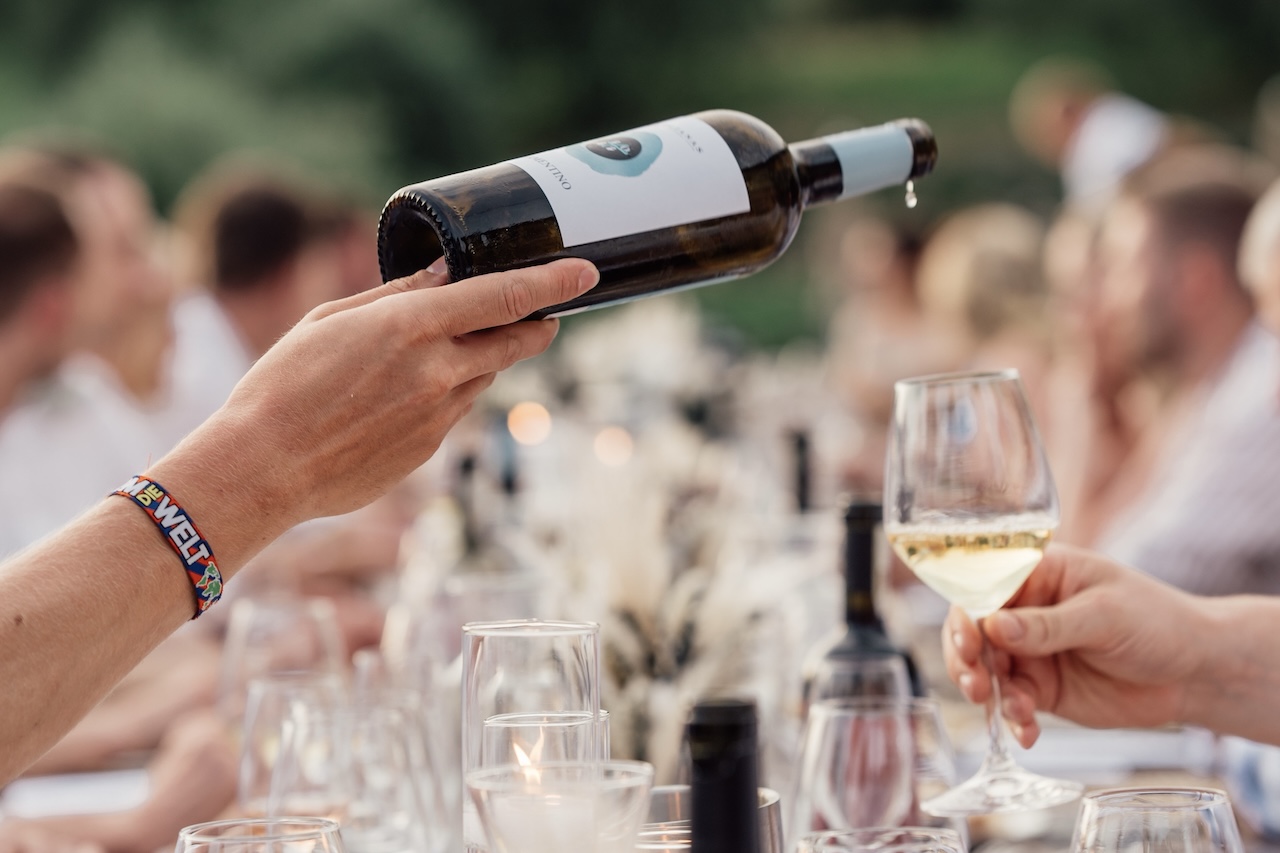 Ali globlja vdolbina na dnu steklenice pomeni, da pijete boljše in dražje vino?