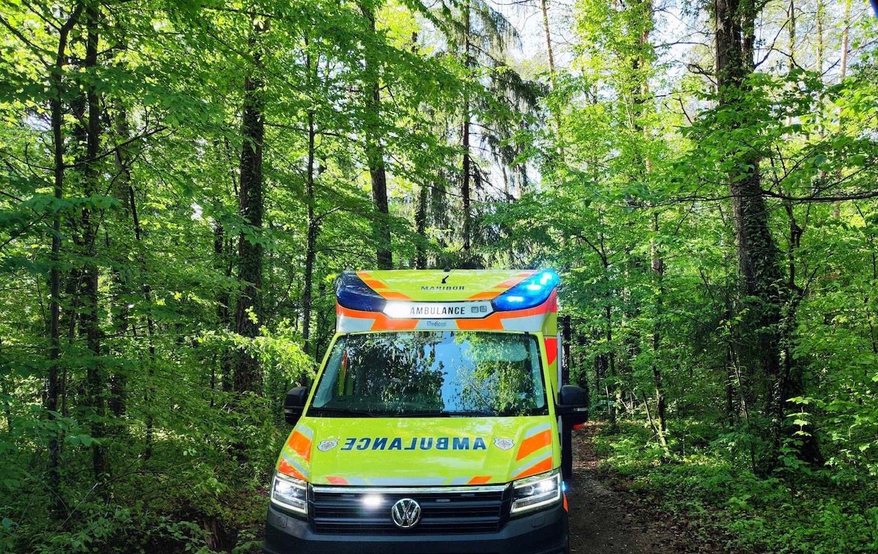 Tragično: V gozdu umrl voznik traktorja