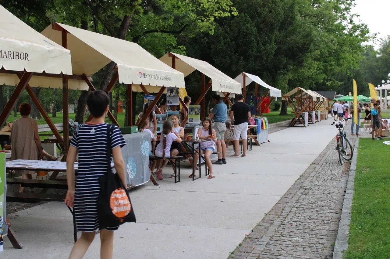 Mestni park bo kmalu zaživel v duhu ART KAMPa: Iščejo se prostovoljci, ki bodo soustvarjali poletno pravljico