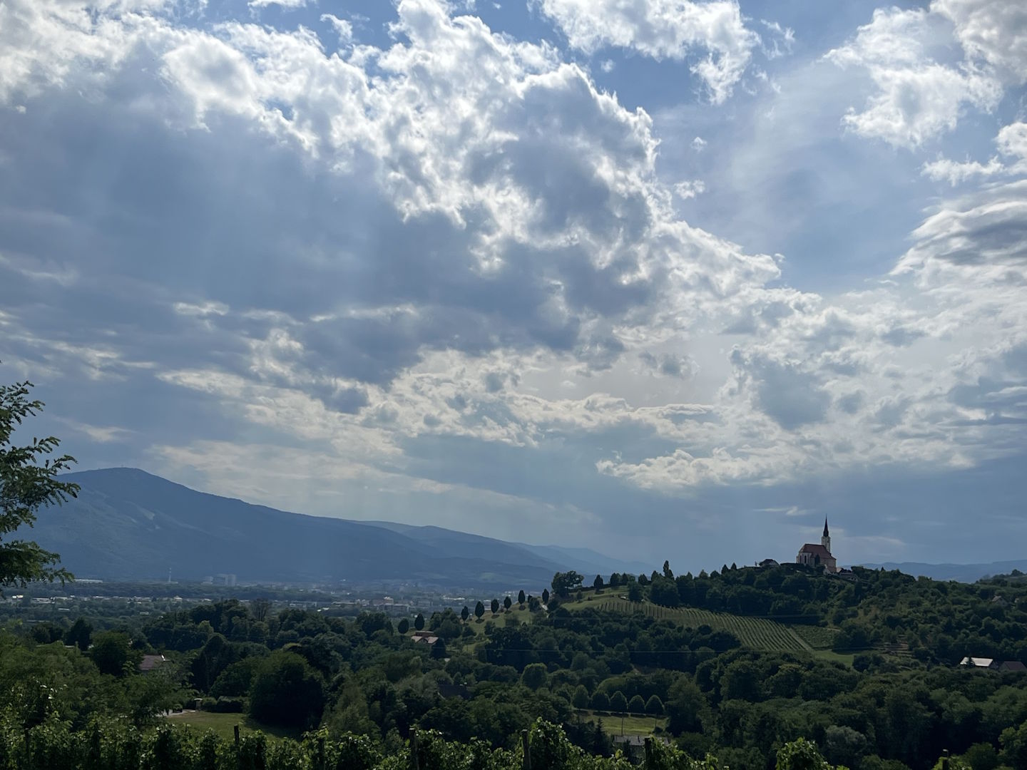 Izdano oranžno opozorilo: Meteorologi napovedujejo močne nevihte s točo, v eni uri se bo ohladilo za 10 stopinj