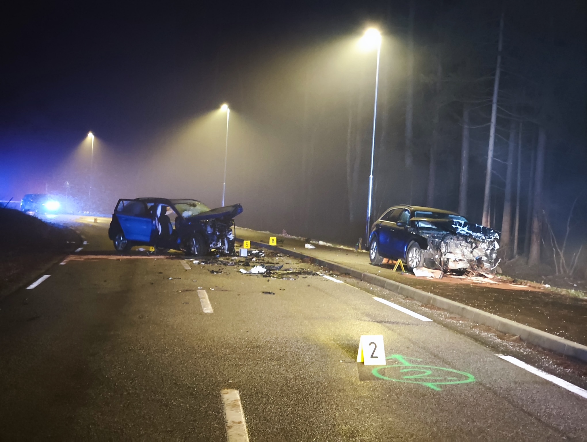 FOTO: Huda prometna nesreča na Cesti v Rogozo terjala mladoletno smrtno žrtev, še tri osebe ranjene