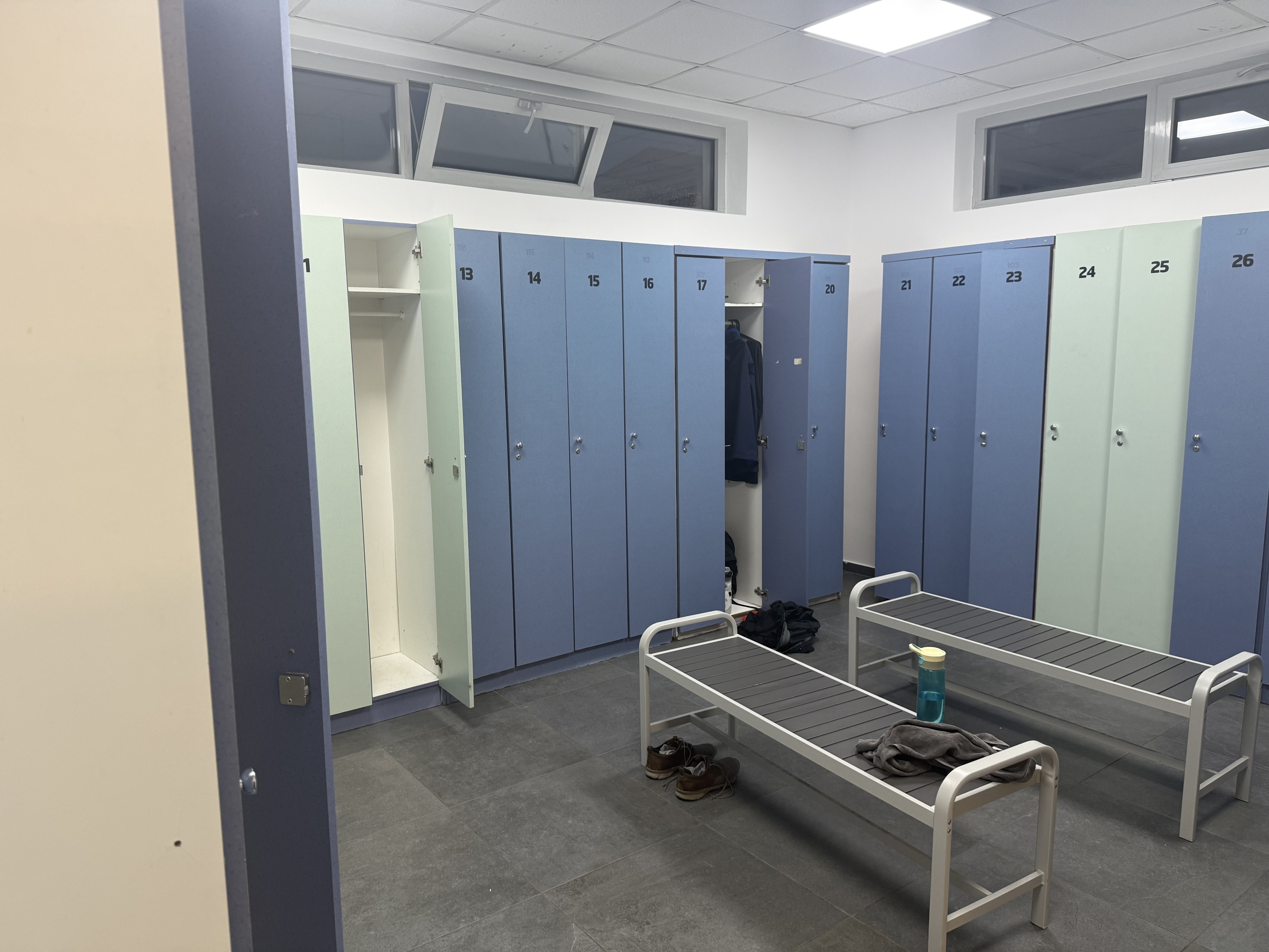 Drzna tatvina v mariborskem fitnesu, moški iz garderob odnesel več predmetov (FOTO)