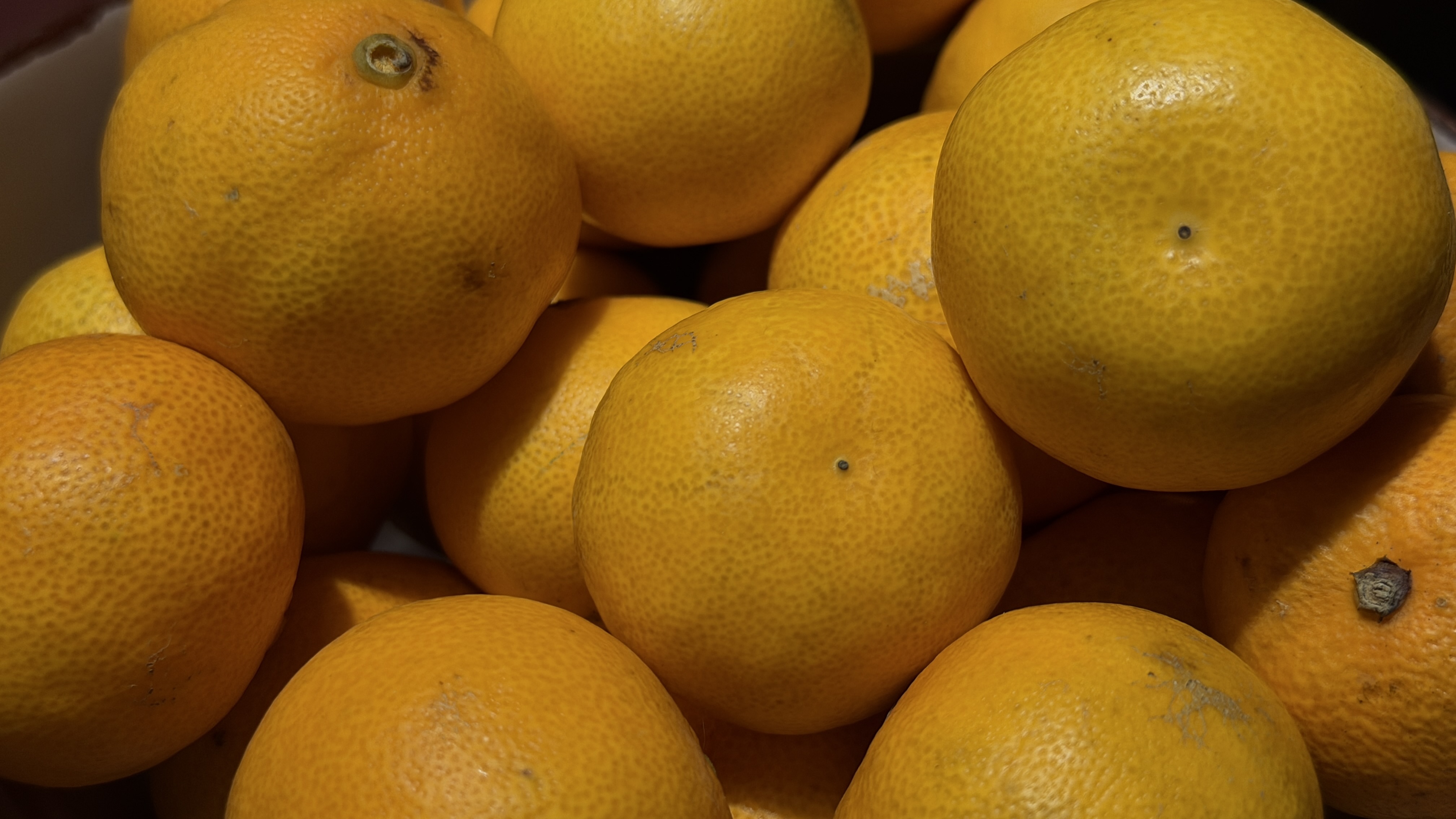 Ali v trgovini znova in znova izberete kisle mandarine? En preprost trik razkrije, katere so najslajše