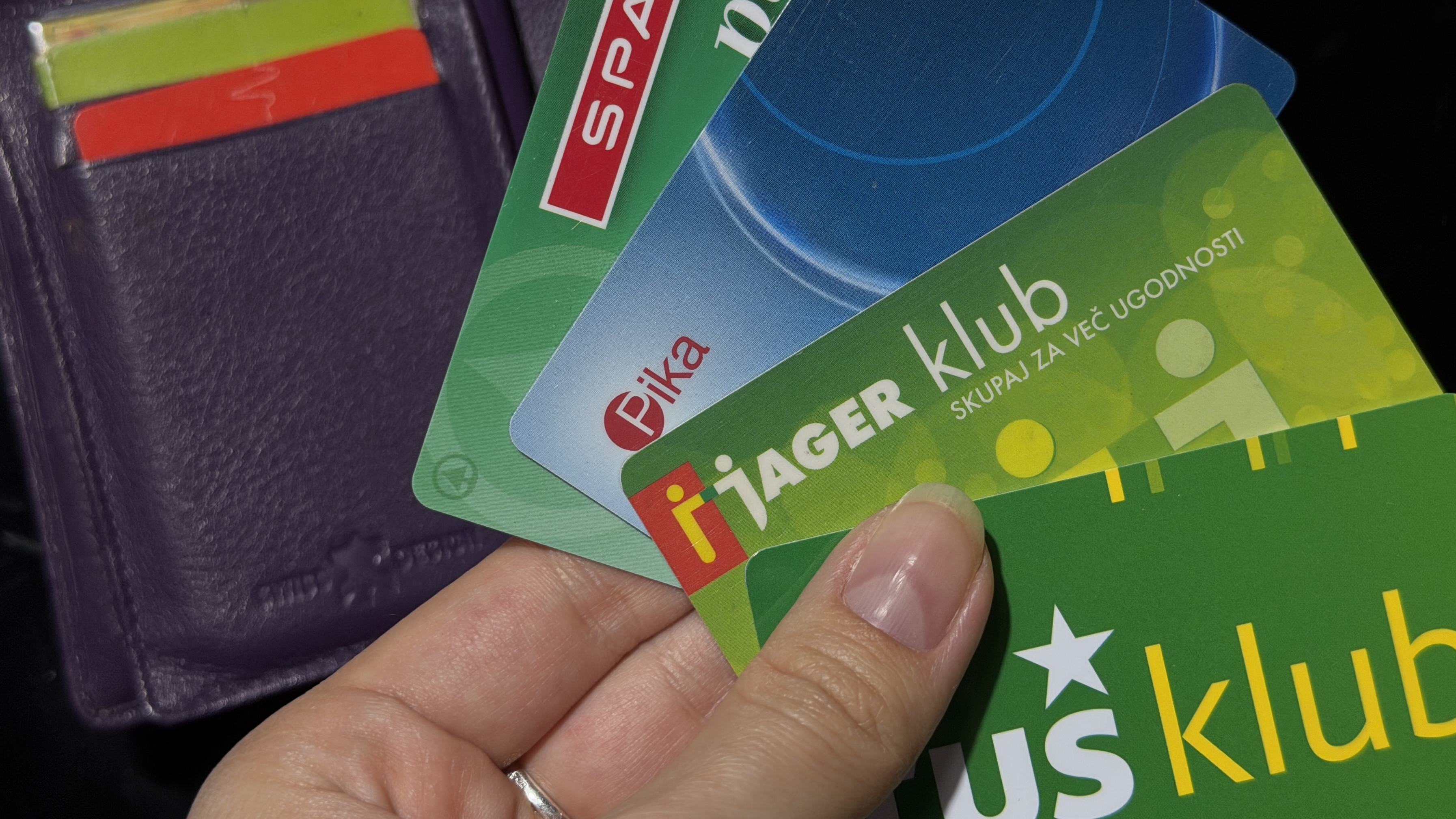 Trgovci nočejo, da to veste: Kaj ob popustih s kartico zvestobe v resnici pustite v trgovini?